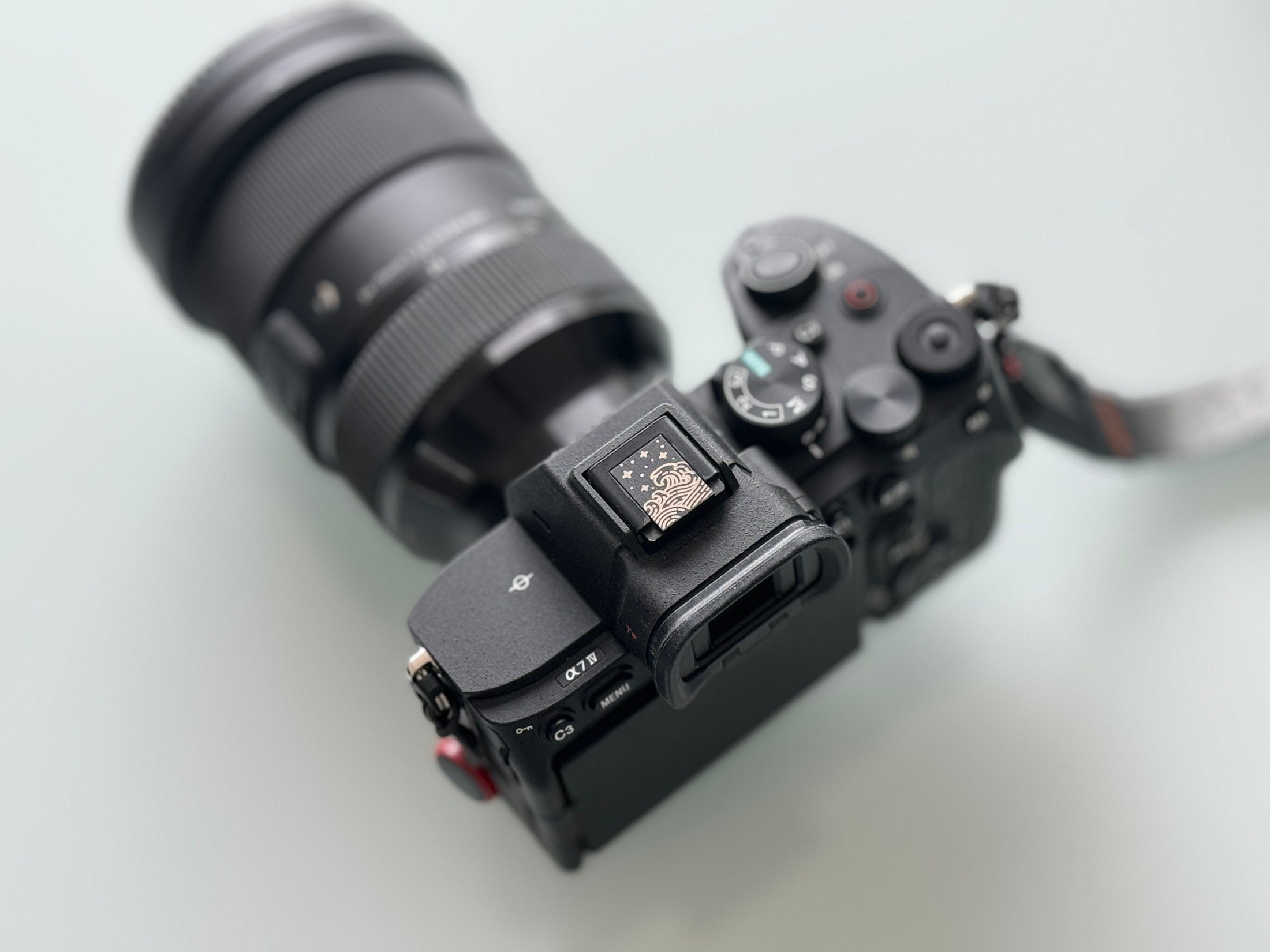 Personalized flash shoe – "The Japanese Wave" – custom engraved design for camera enthusiasts