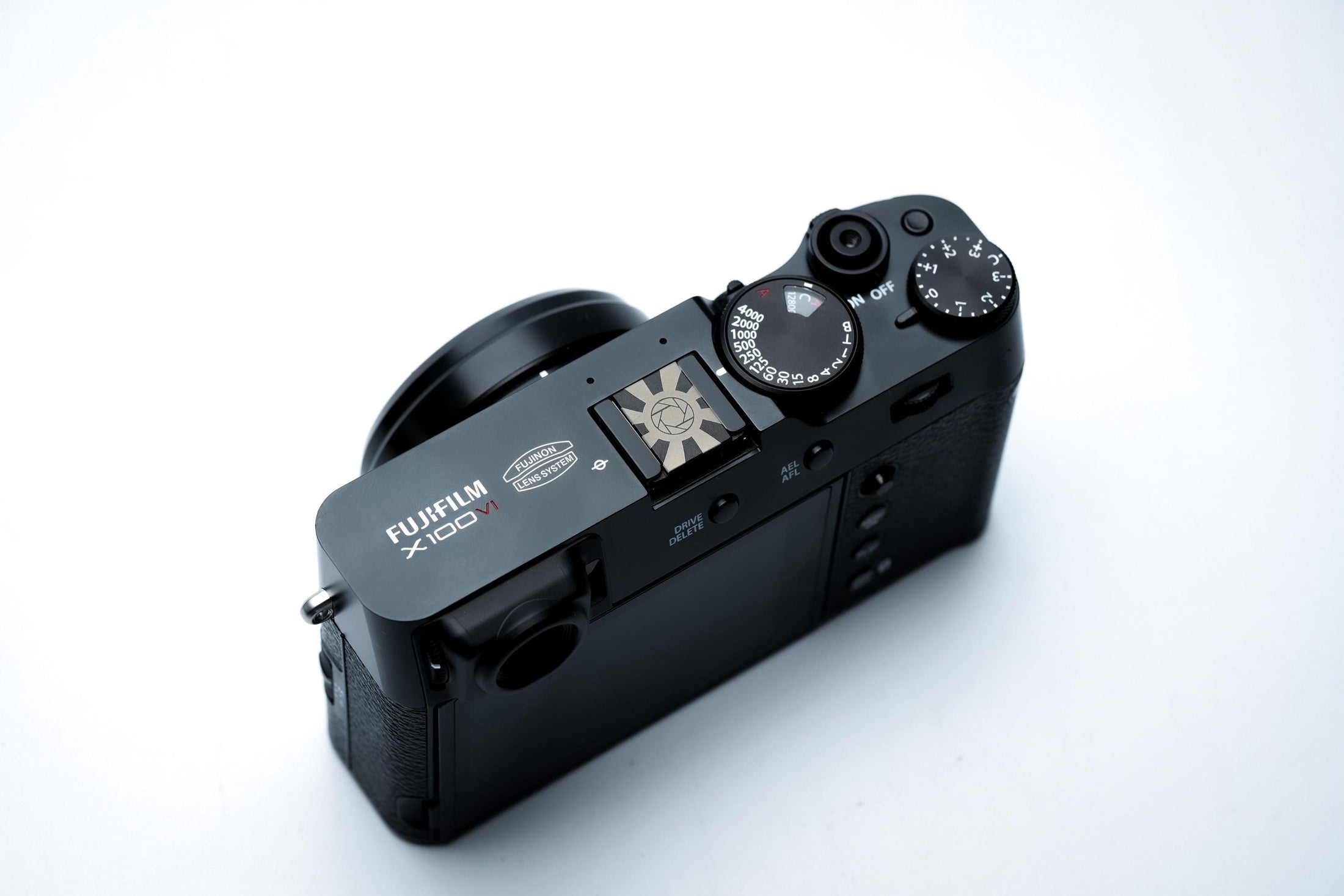 Hotshoe cover camera diafragma & zonnestralen – grafisch zwart aluminium ontwerp voor Fujifilm X100VI, Sony, Canon, Nikon en meer