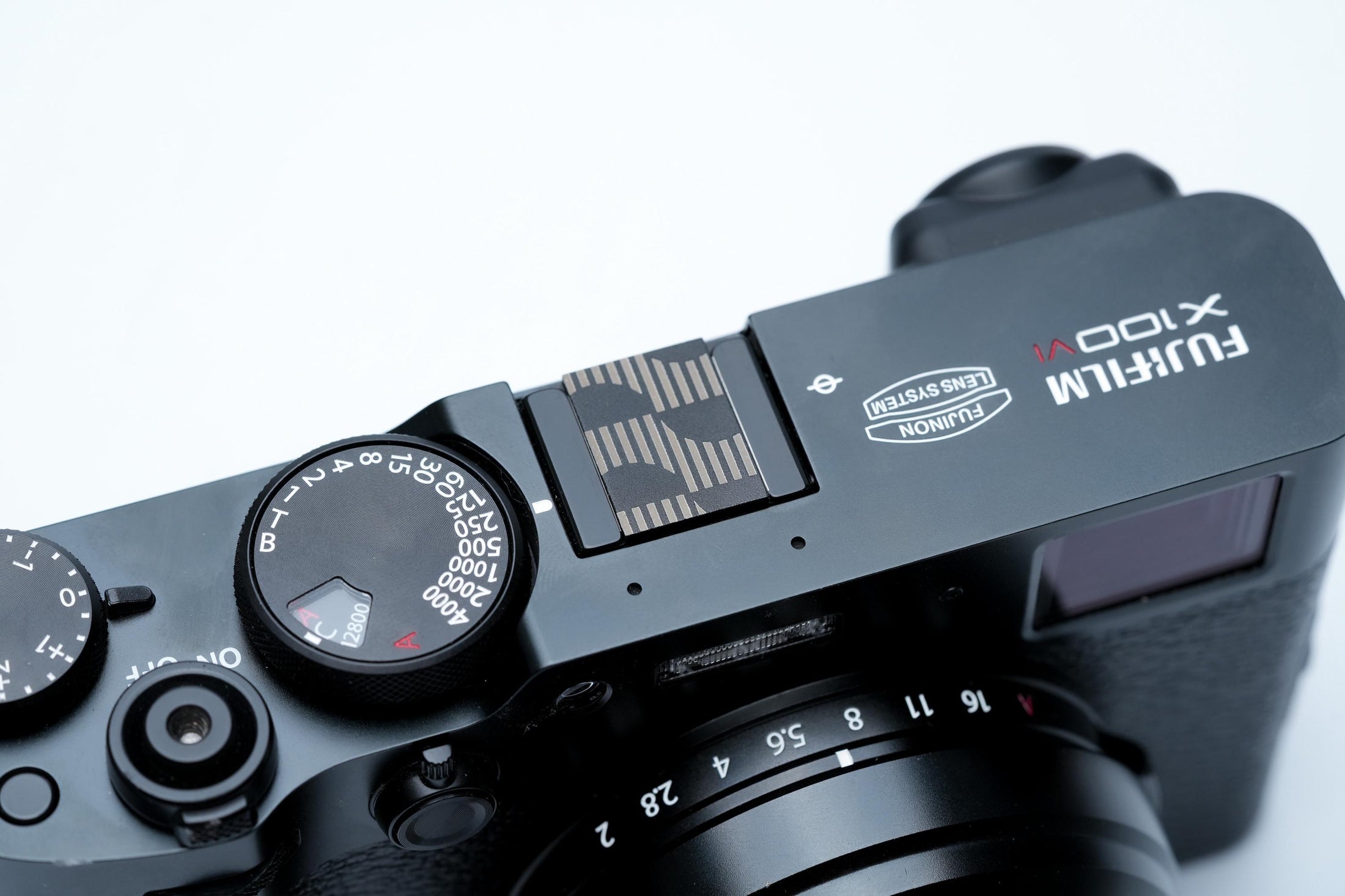 Bauhaus flitsschoendeksel – gelaserd aluminium – zwart gecoat – geometrisch design met lijnen en cirkels