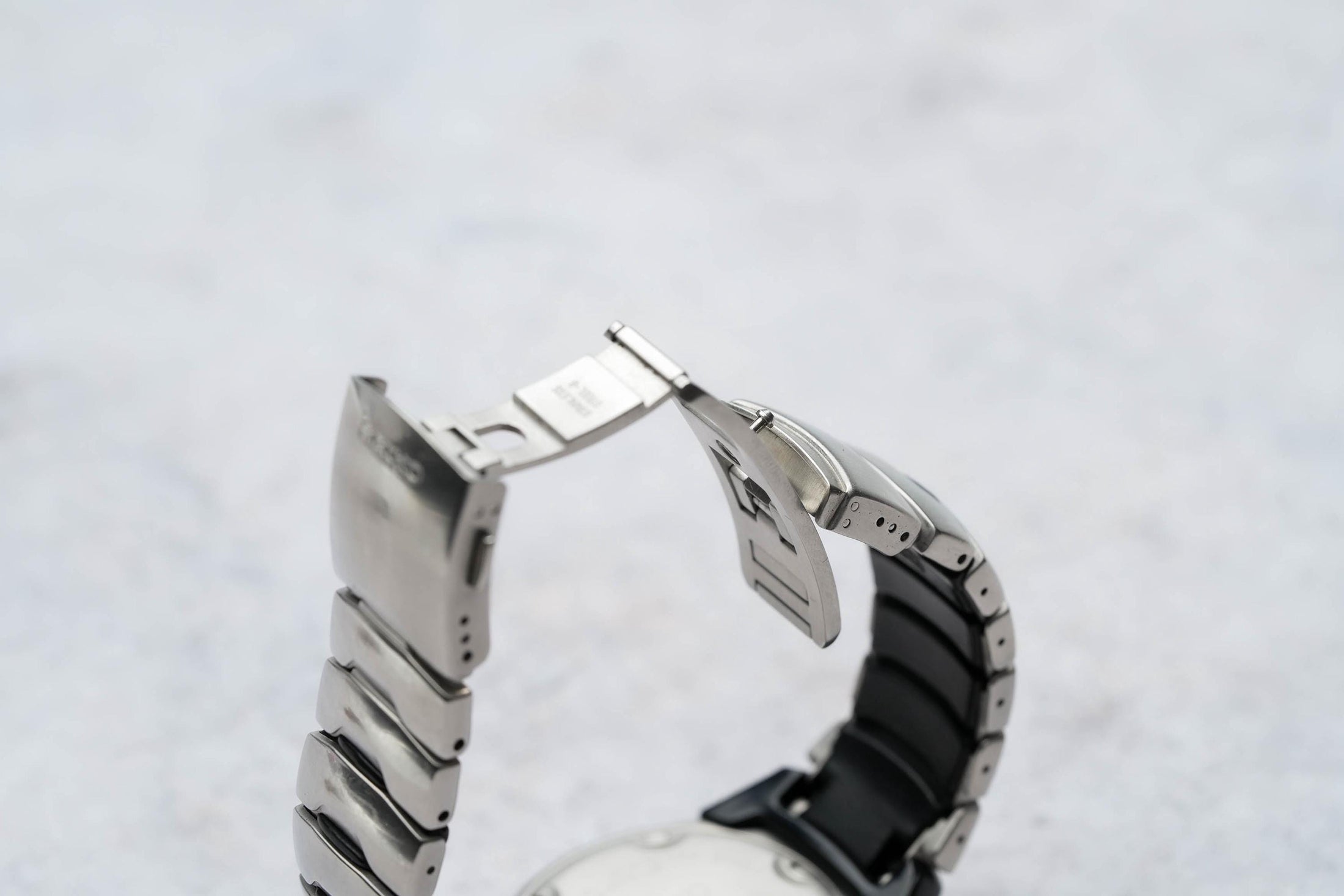 Seiko 5J22-0A70 – Innovatief Kinetic Auto Relay-horloge met Futuristisch Design