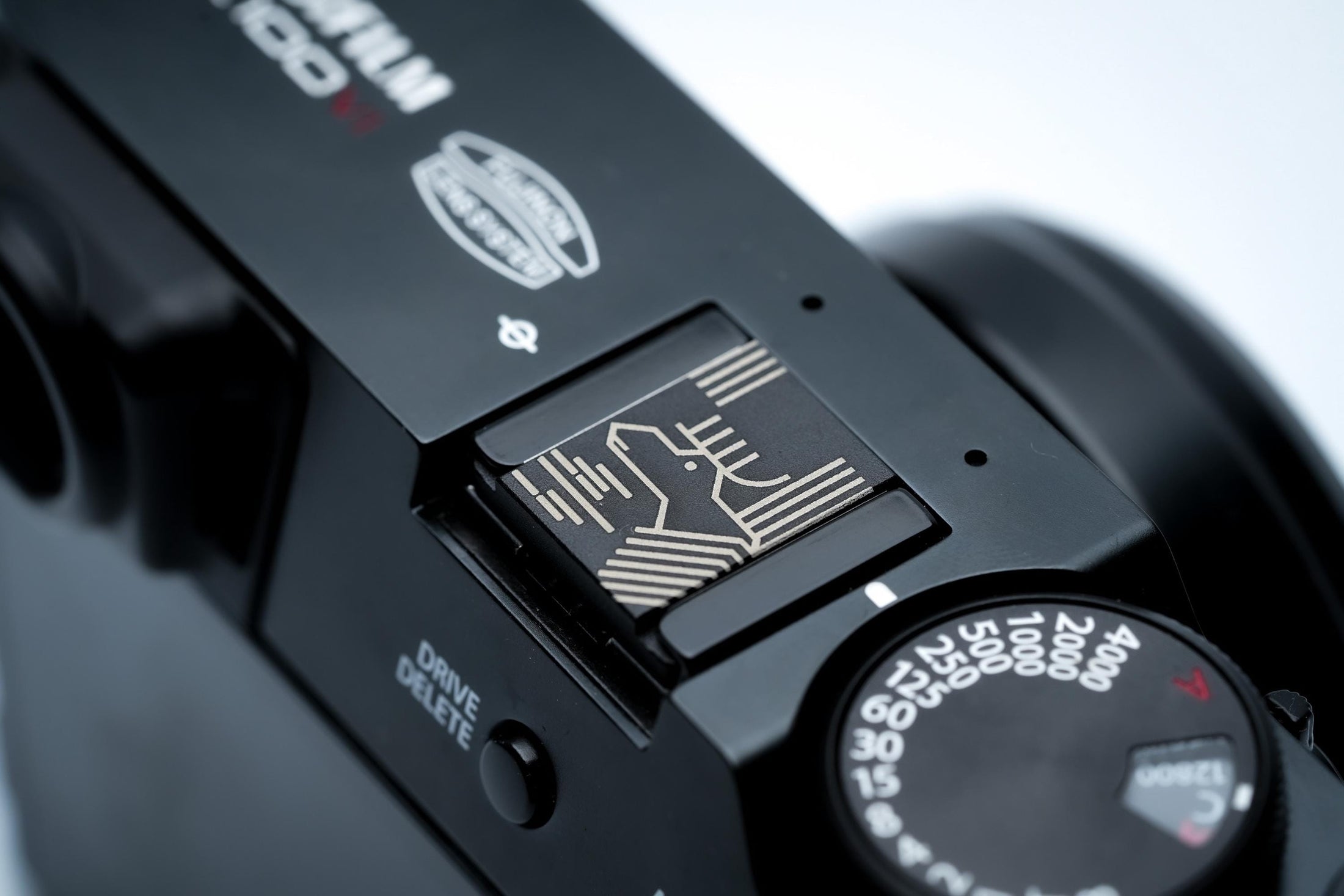 Gegraveerde eland hotshoe cover – line art design – zwart aluminium – passend op Fujifilm X100VI & vintage camera’s