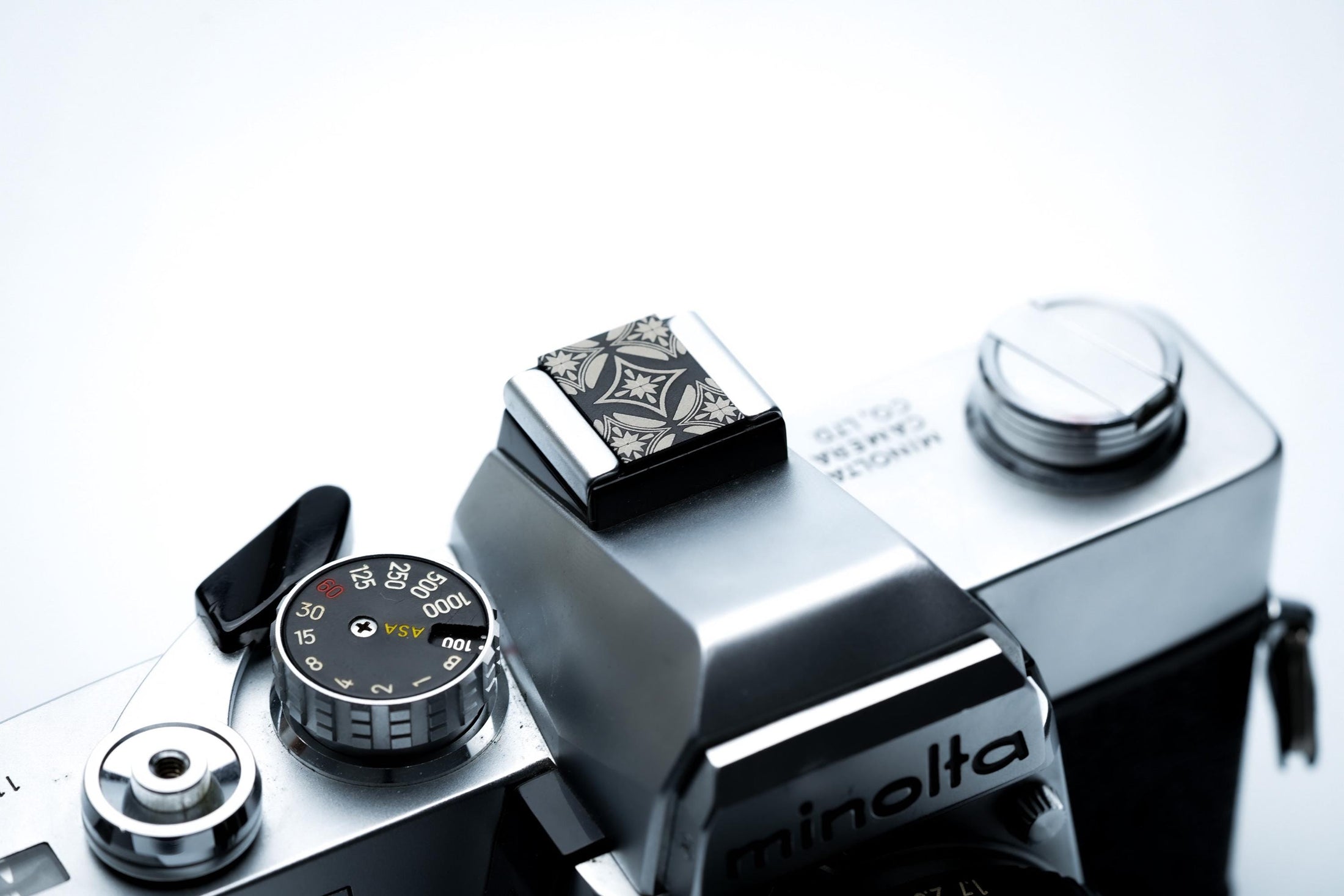 Camera hotshoe sierkap geometrisch patroon – zwart aluminium cover – voor Fujifilm X100VI, Minolta en meer