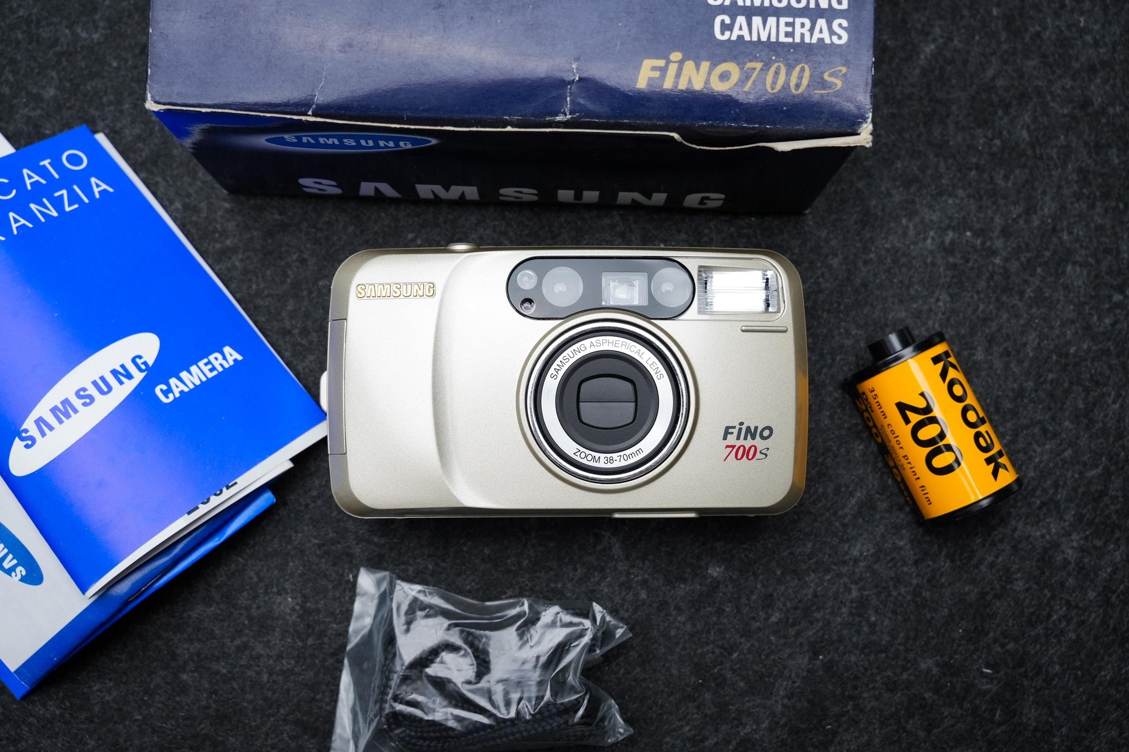 Samsung Fino 700S + gratis 35mm film – 35mm point-and-shoot camera – jaren 1990 – nieuw in doos, old stock