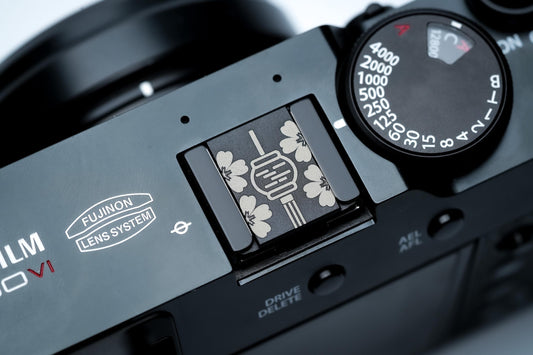 Hotshoe cover Chinese lantaarn – zwart aluminium – voor Fujifilm X100VI & analoge camera’s