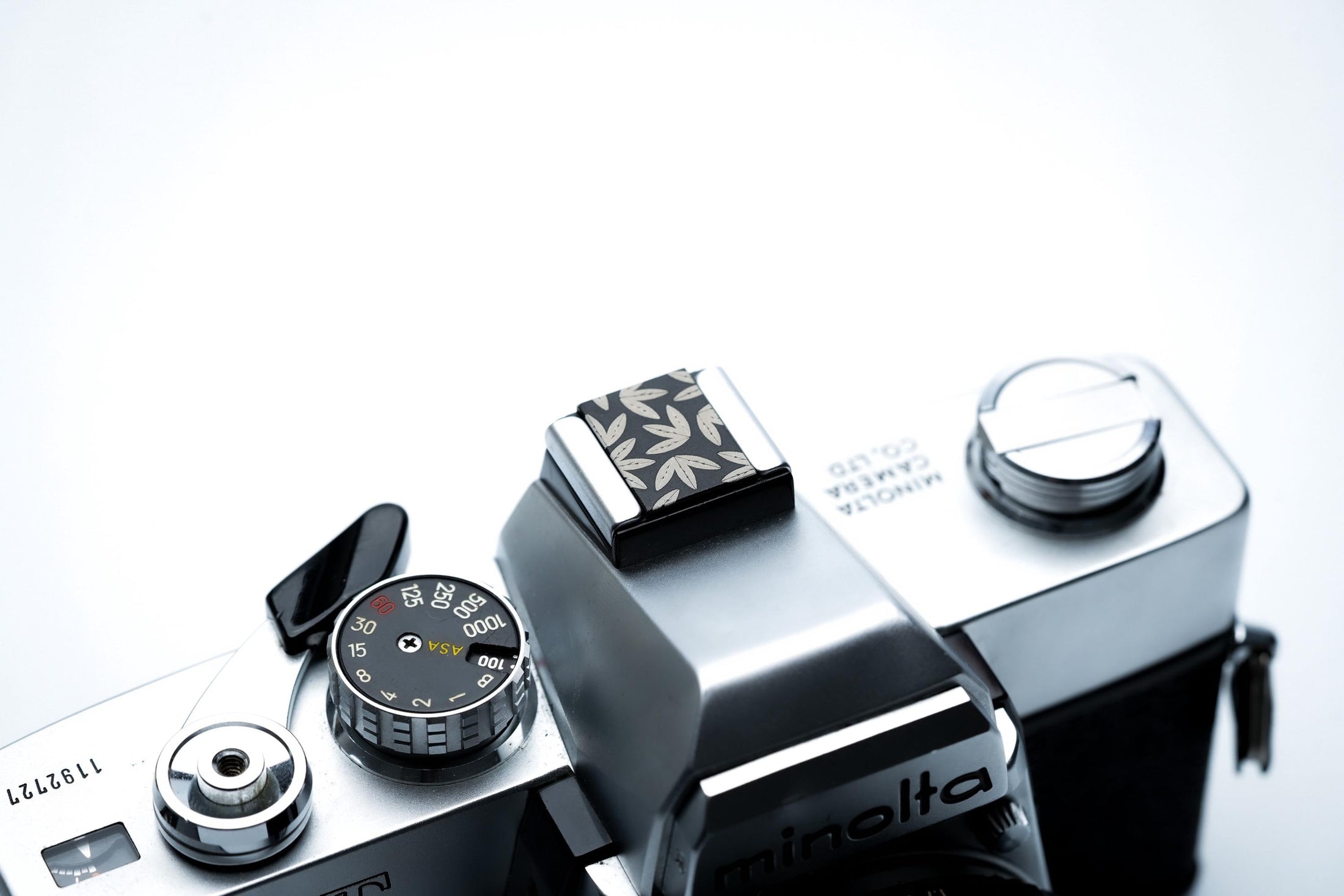 Lasergegraveerde bladeren hotshoe cover – zwart aluminium sierkap voor Fujifilm X100VI, Minolta & andere camera’s