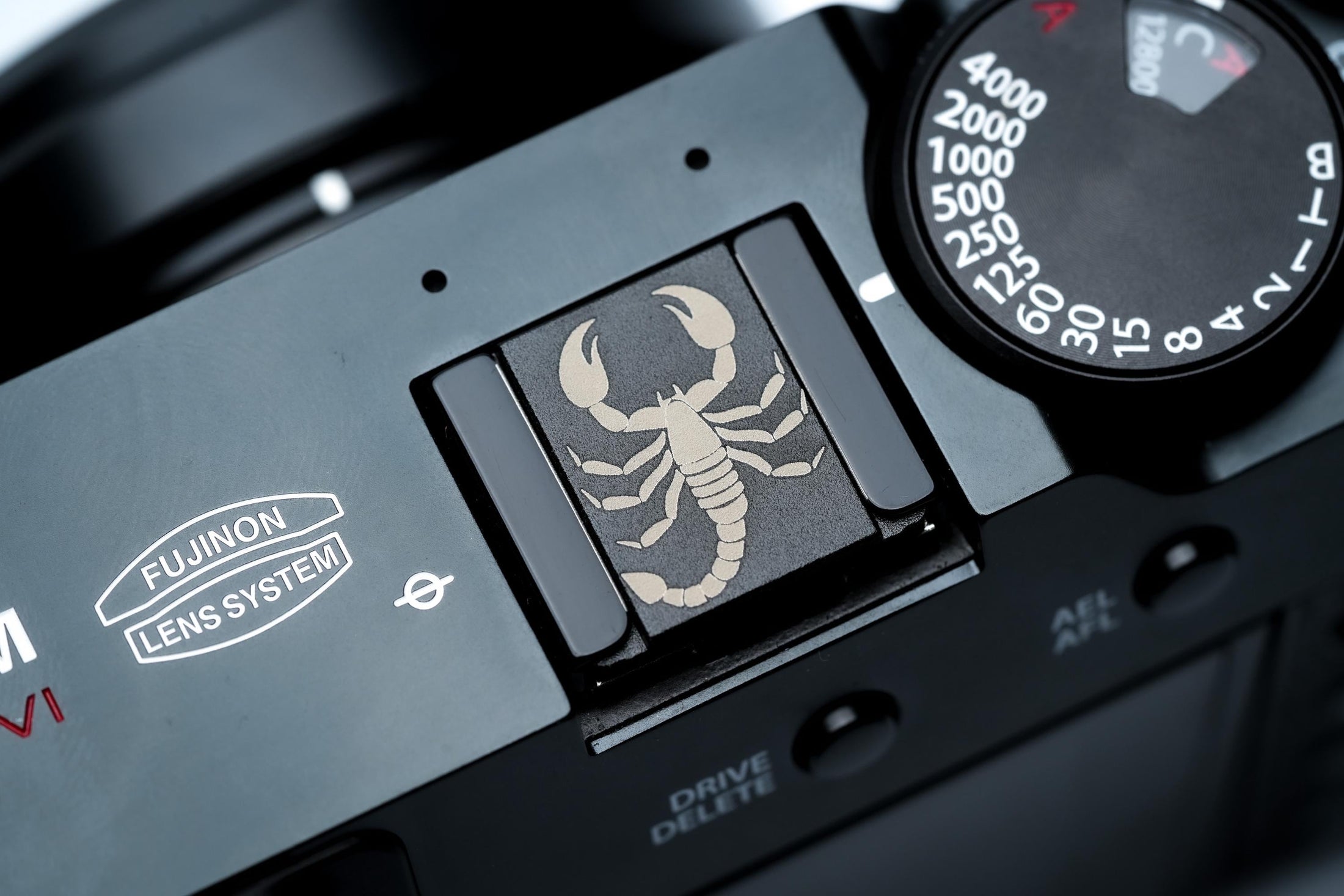 Hotshoe cover Schorpioen sterrenbeeld – gegraveerd zwart aluminium flitsschoen accessoire – voor Fujifilm X100VI, Canon, Nikon, Sony & meer