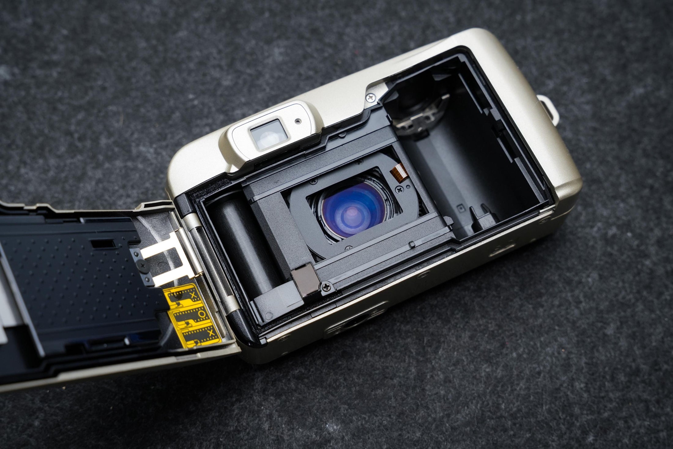 Samsung Fino 700S + gratis 35mm film – 35mm point-and-shoot camera – jaren 1990 – nieuw in doos, old stock