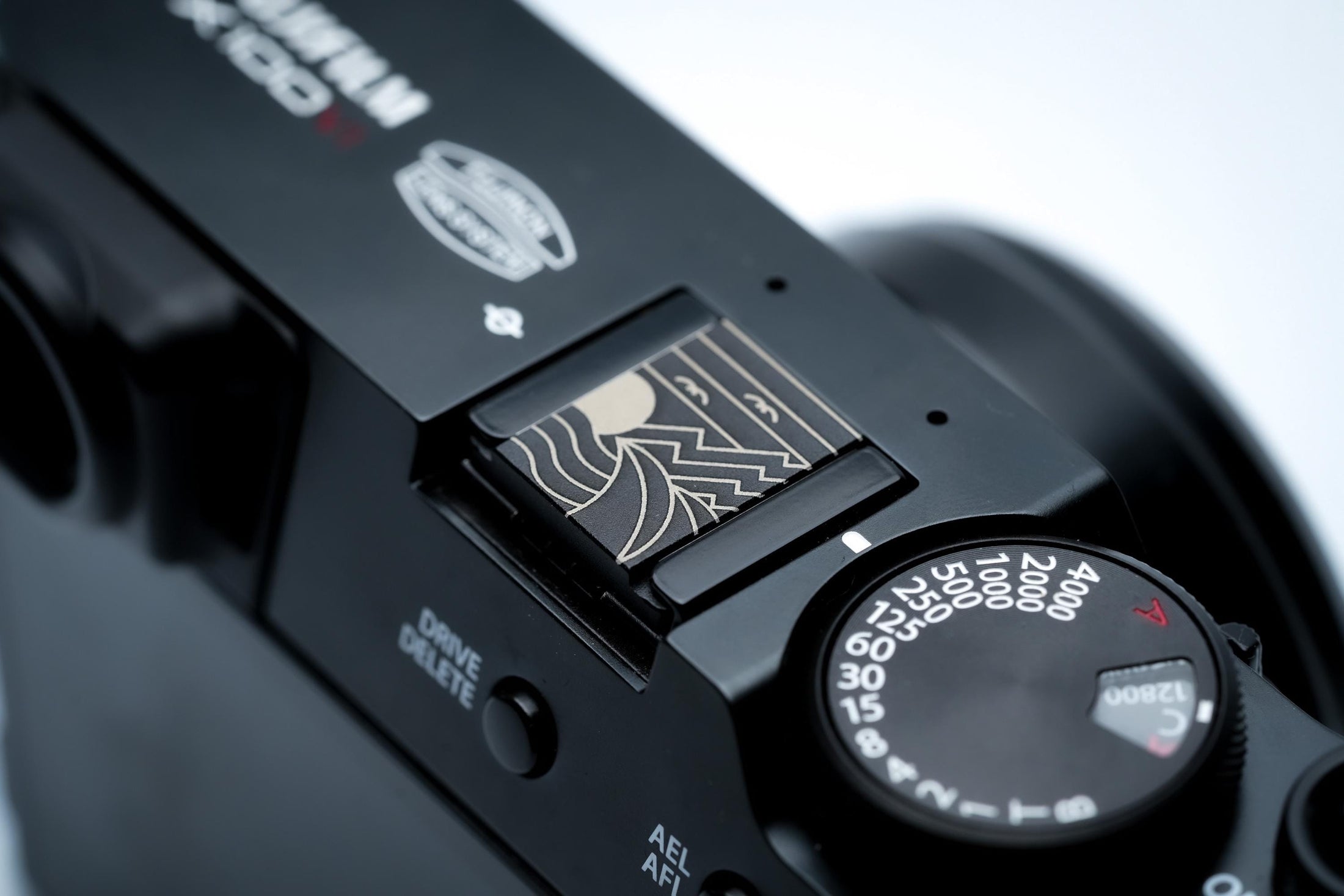 Hotshoe cover berglandschap – line art gravure in zwart aluminium – voor Fujifilm X100VI, Sony, Canon & analoge camera’s