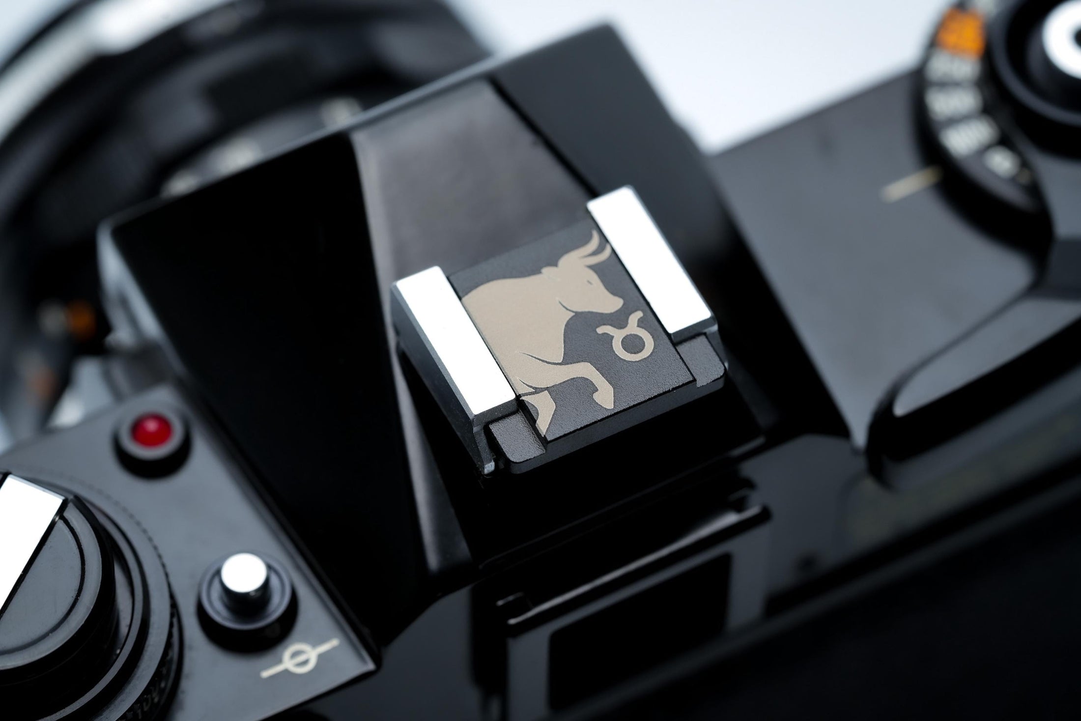 Hotshoe cover Stier sterrenbeeld – Taurus symbool & stier gravure – zwart aluminium camera accessoire voor Fujifilm X100VI, Sony, Nikon by Unseend