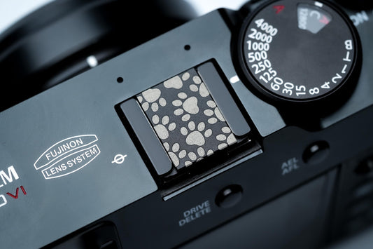 Hotshoe cover hondenpootjes – zwart aluminium – voor Fujifilm X100VI & vintage camera’s by Unseend