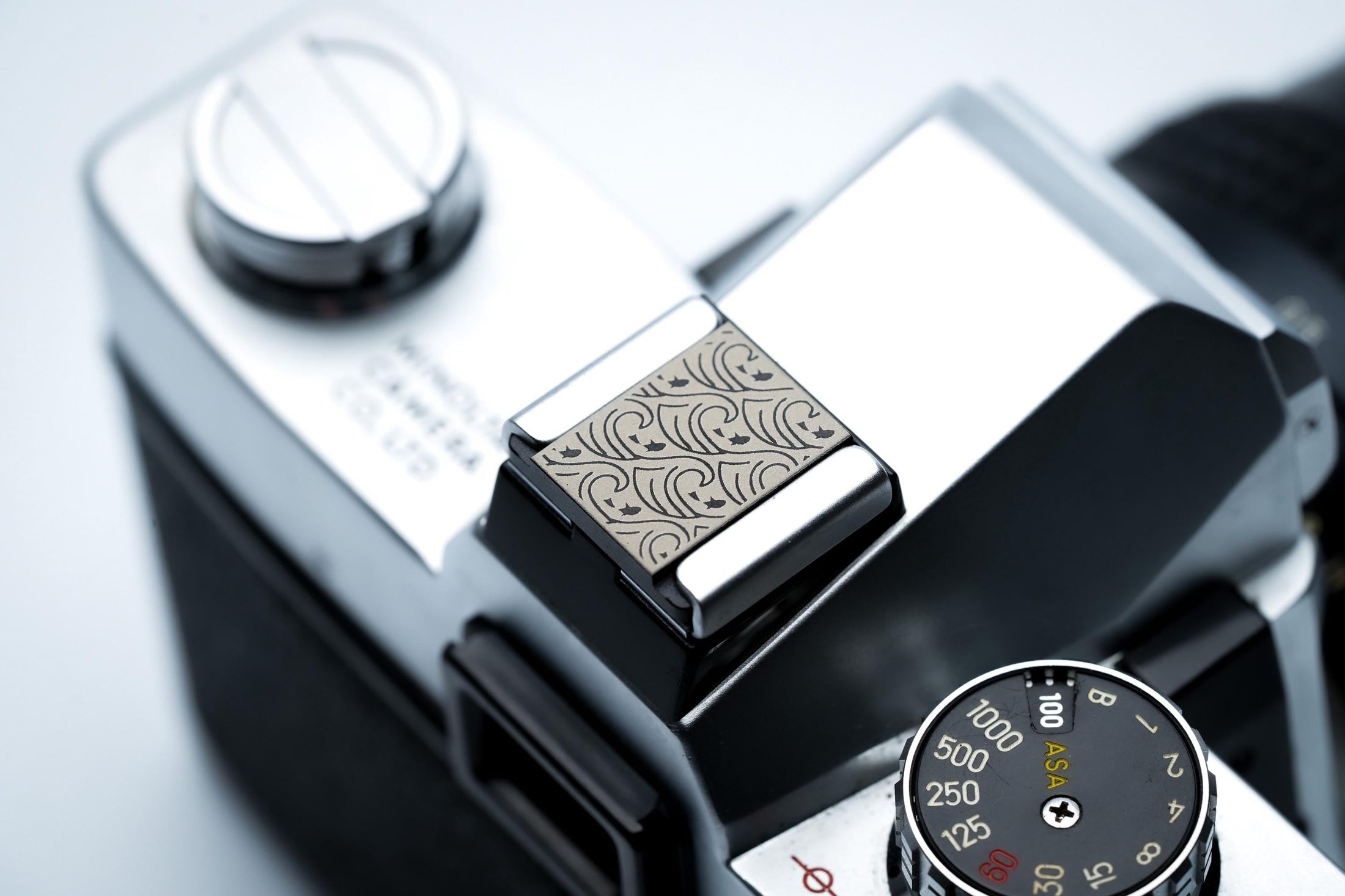 Hotshoe cover golven en vissen – oceaanpatroon in zwart aluminium – voor Fujifilm X100VI, Sony, Canon & analoge camera’s by Unseend