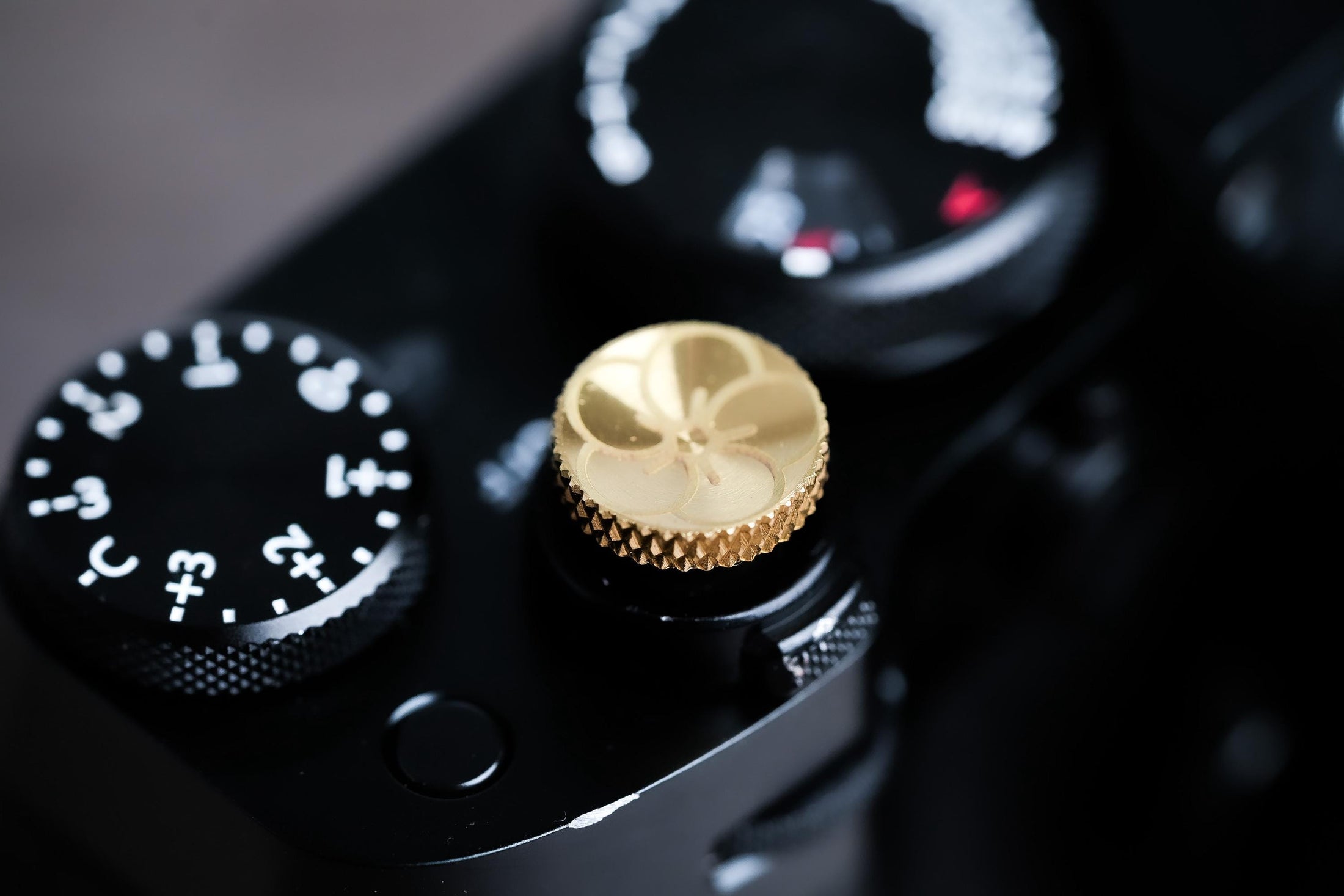 Ontspanknop messing bloemdesign – licht messing – handgemaakt & gelaserd