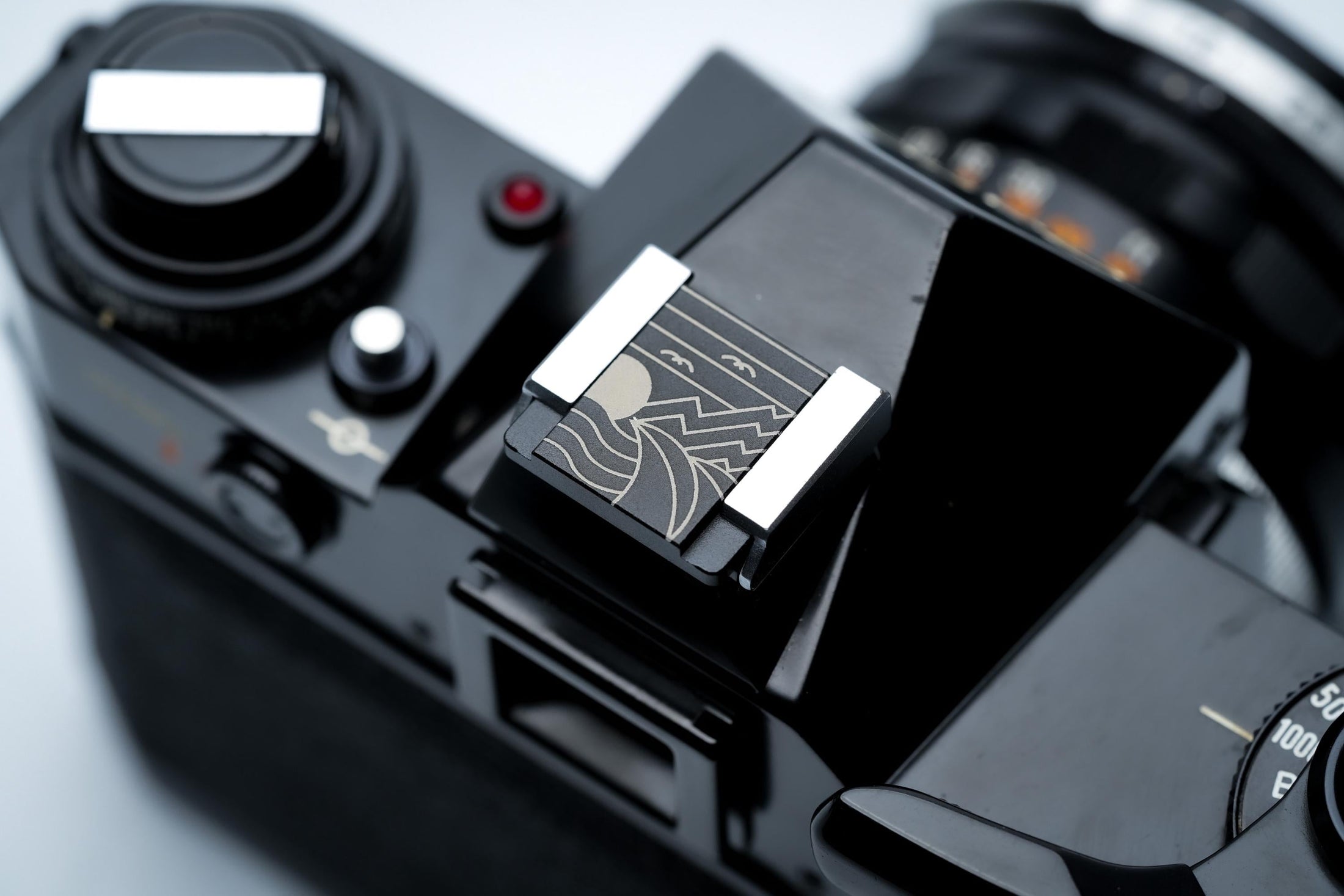 Hotshoe cover berglandschap – line art gravure in zwart aluminium – voor Fujifilm X100VI, Sony, Canon & analoge camera’s