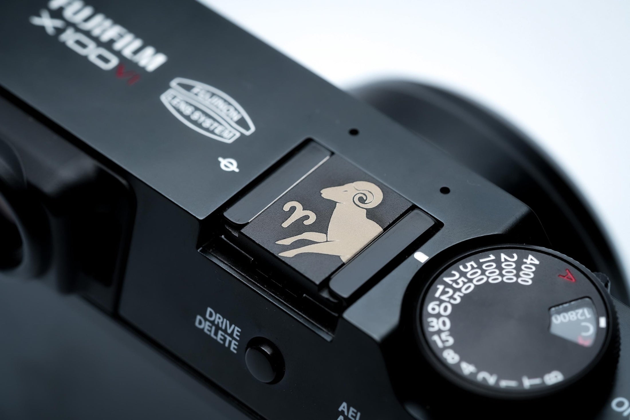 Hotshoe cover Ram sterrenbeeld – Aries symbool & gegraveerde ram – zwart aluminium flitsschoen cover voor Fujifilm X100VI, Sony, Canon