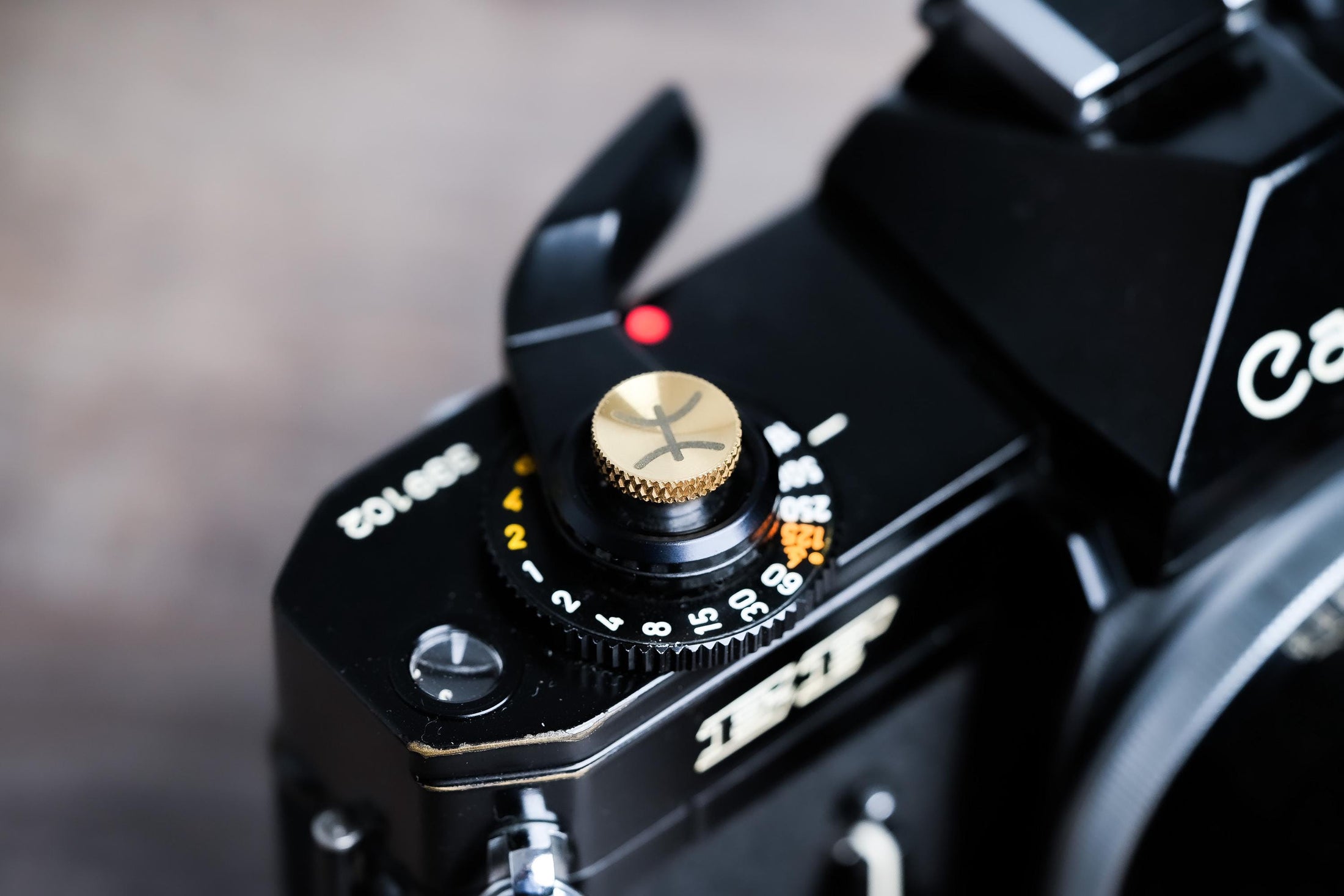 Ontspanknop sterrenbeeld Vissen – Pisces symbool – licht messing – gelaserd & handgemaakt