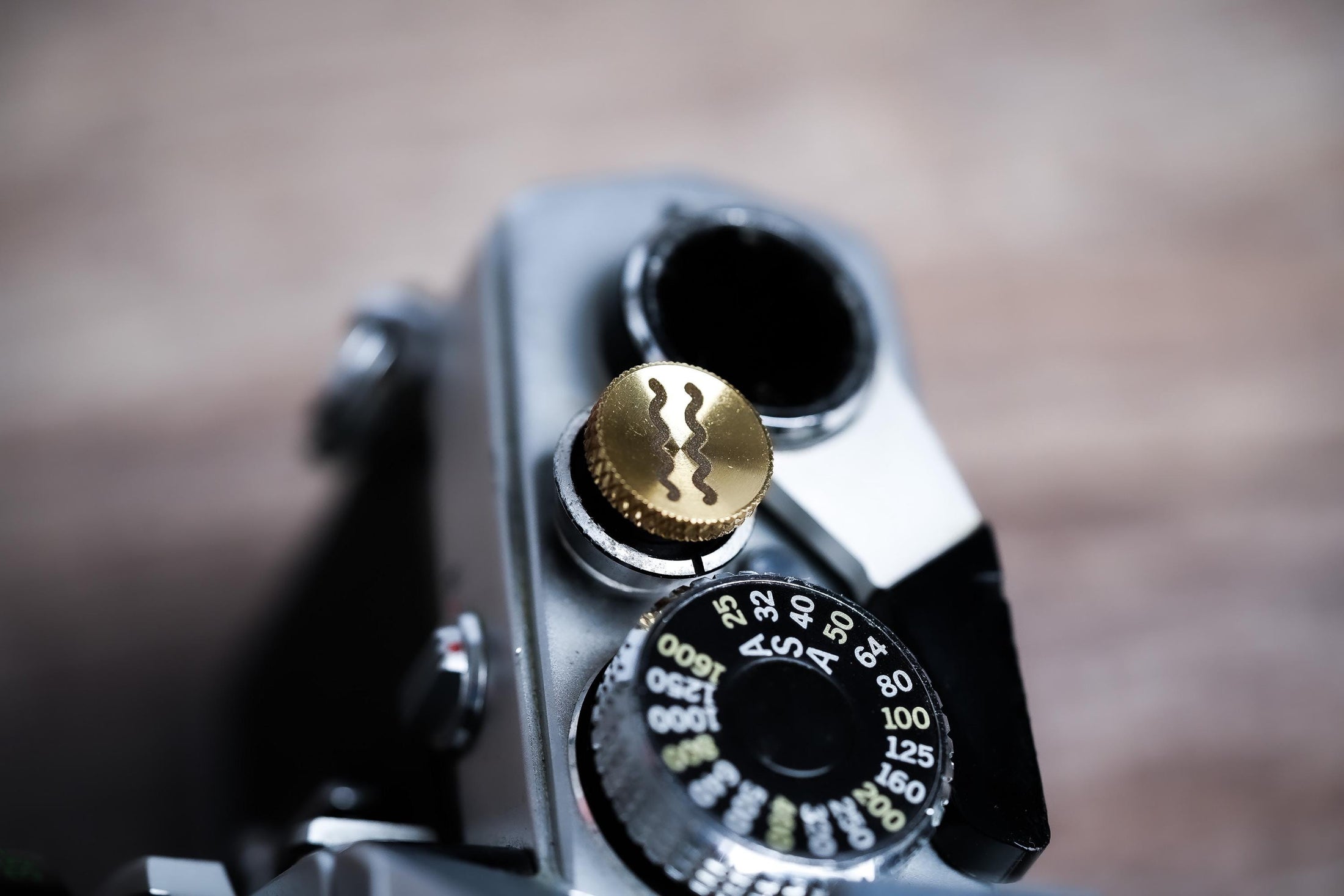 Ontspanknop sterrenbeeld Waterman – Aquarius symbool – licht messing – gelaserd & handgemaakt