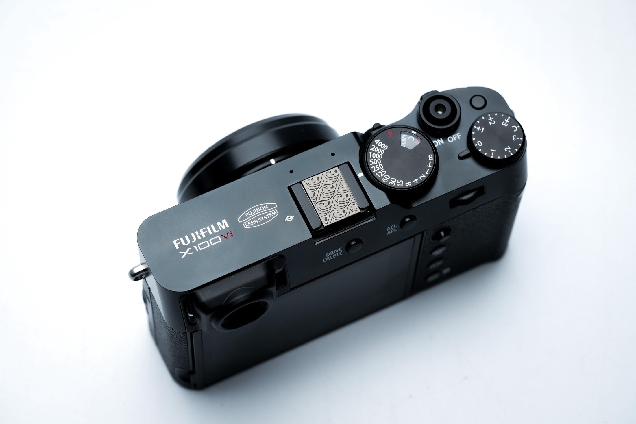 Hotshoe cover golven en vissen – oceaanpatroon in zwart aluminium – voor Fujifilm X100VI, Sony, Canon & analoge camera’s by Unseend