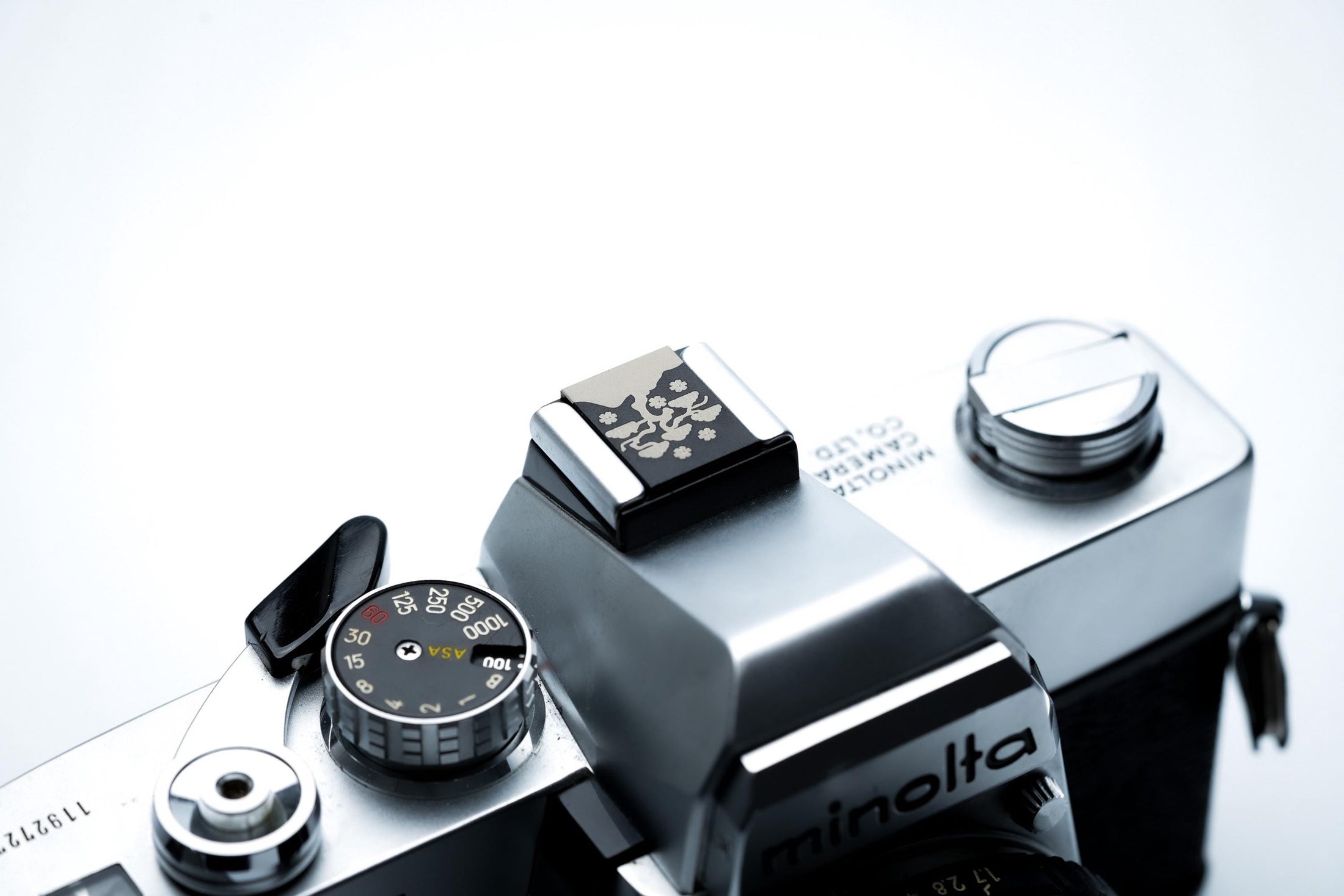 Hotshoe cover Hokusai bloesem – zwart aluminium – voor Fujifilm X100VI & analoge camera’s by Unseend