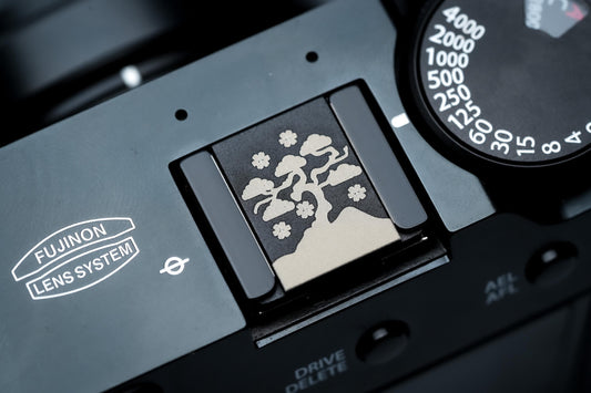 Hotshoe cover Hokusai bloesem – zwart aluminium – voor Fujifilm X100VI & analoge camera’s by Unseend