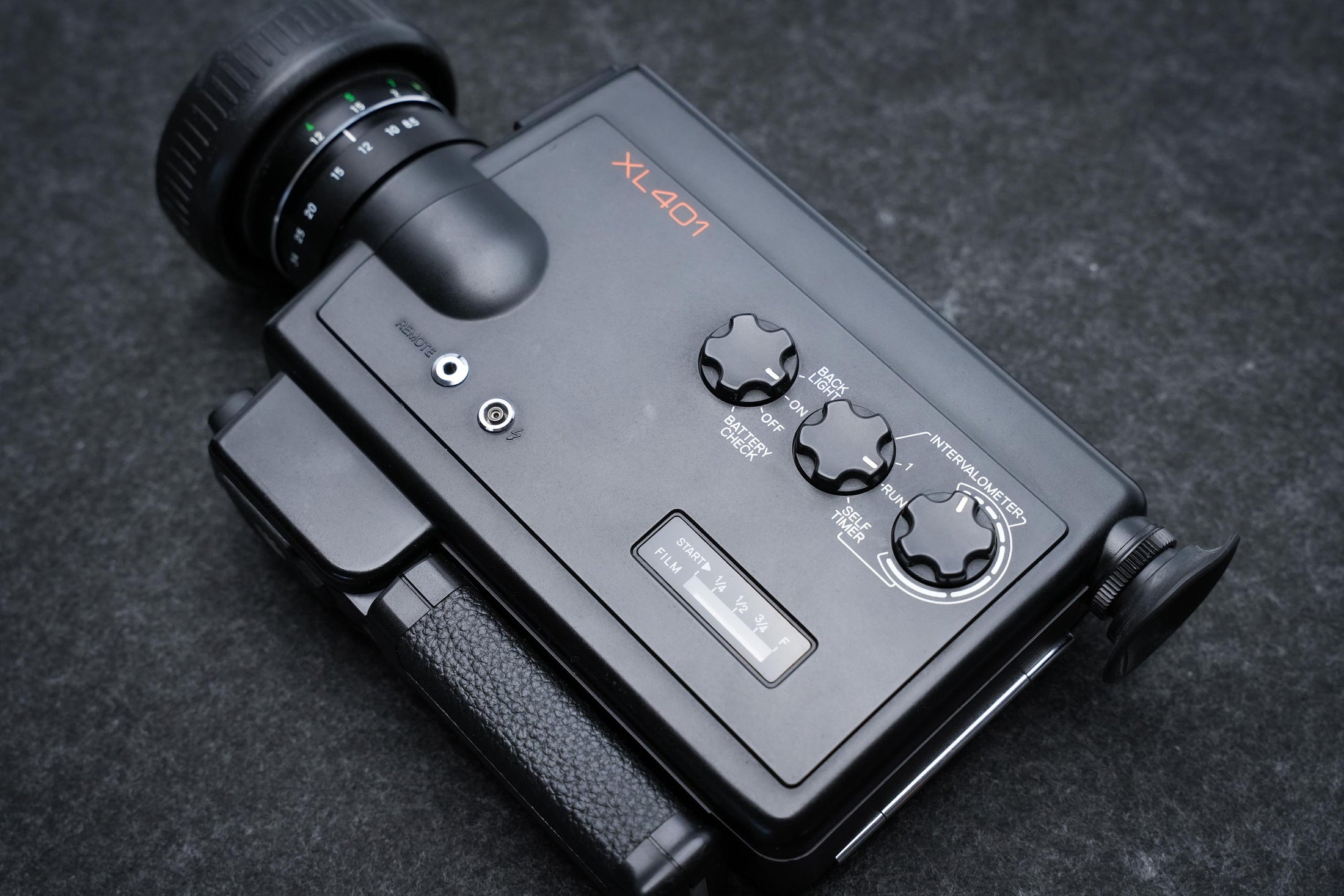 Minolta XL 401 Super 8 Camera uit 1978 – Zwart model met f/1.2 Rokkor-lens – voor creatieve filmmakers, reizigers en retroverzamelaars