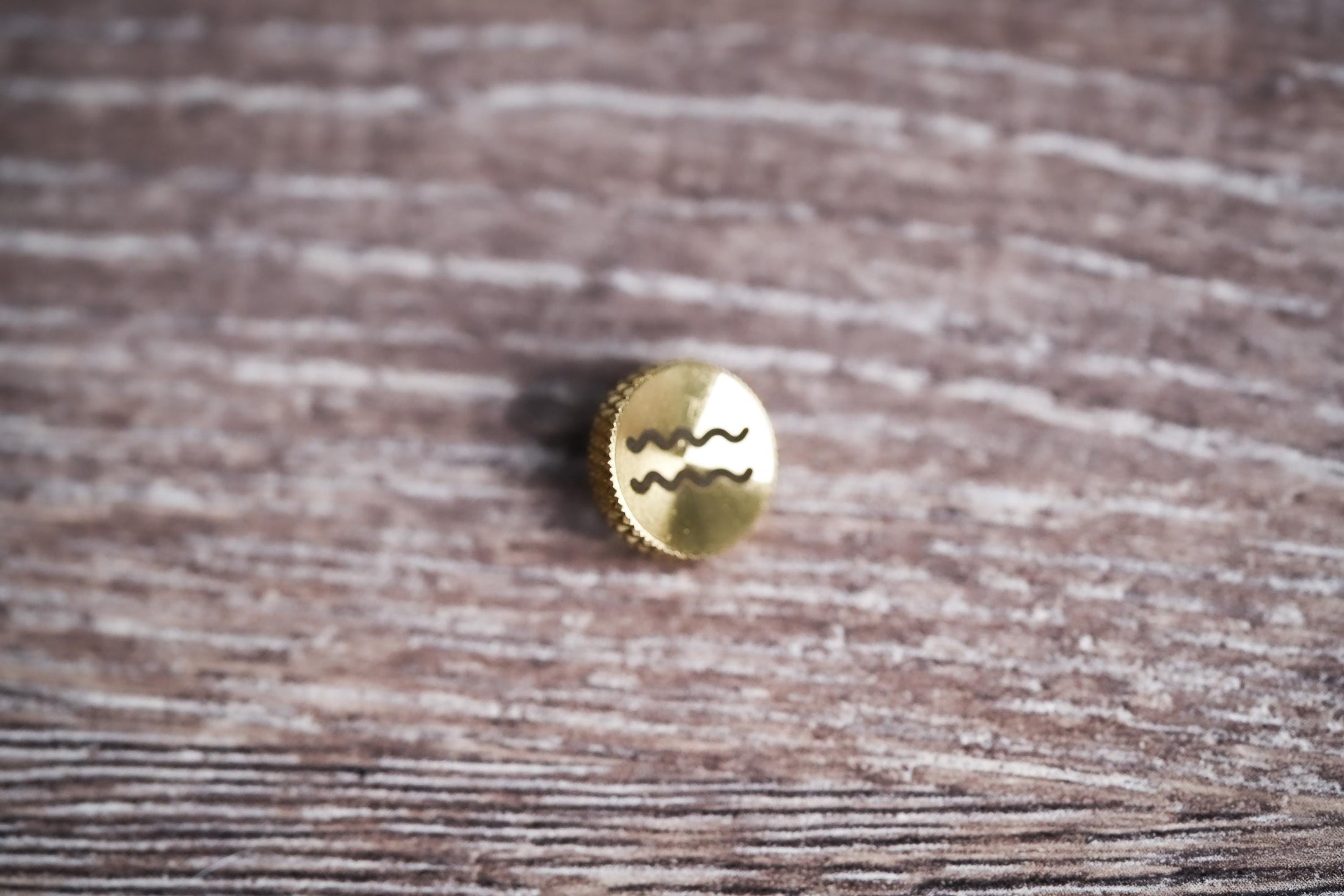 Ontspanknop sterrenbeeld Waterman – Aquarius symbool – licht messing – gelaserd & handgemaakt