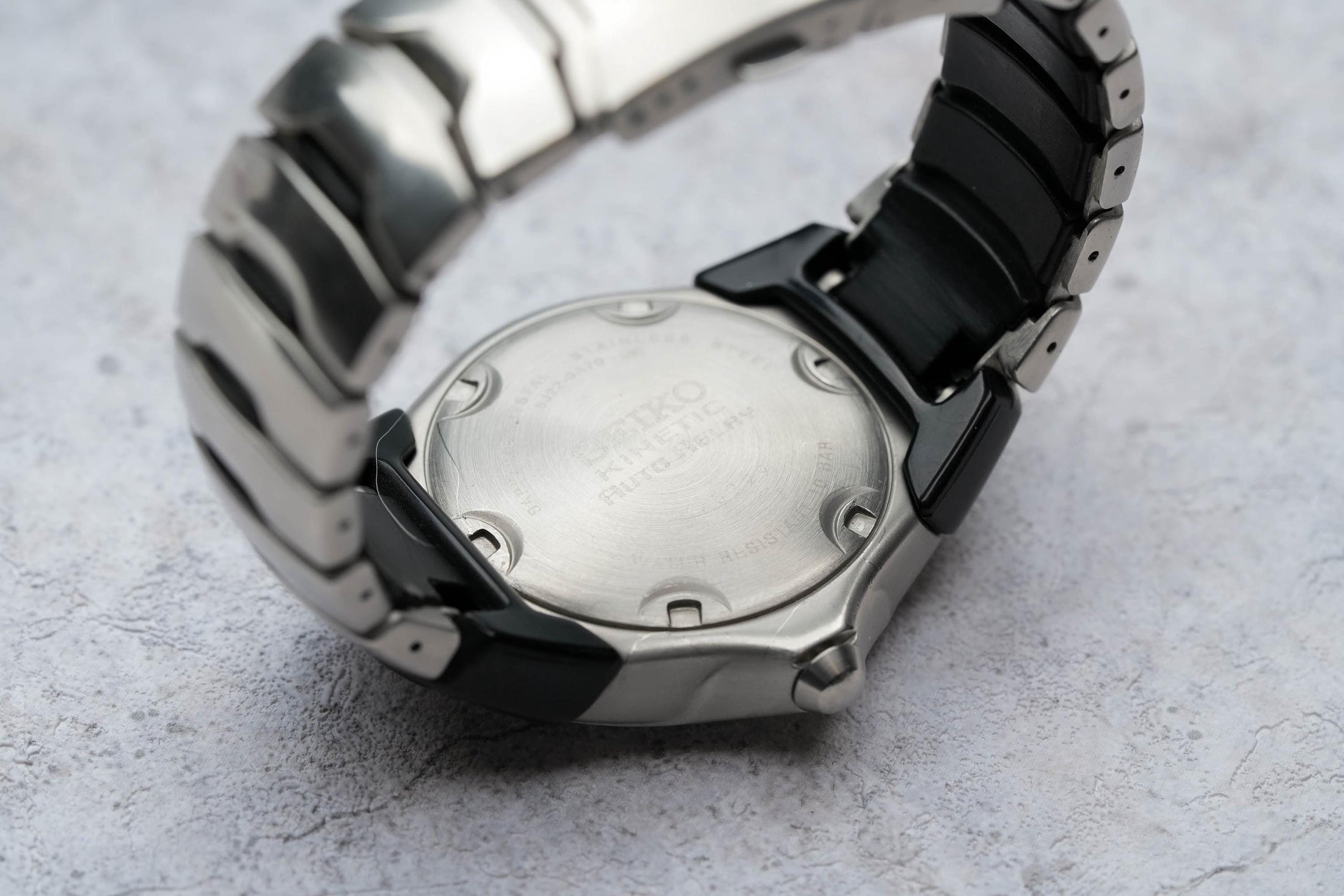 Seiko 5J22-0A70 – Innovatief Kinetic Auto Relay-horloge met Futuristisch Design