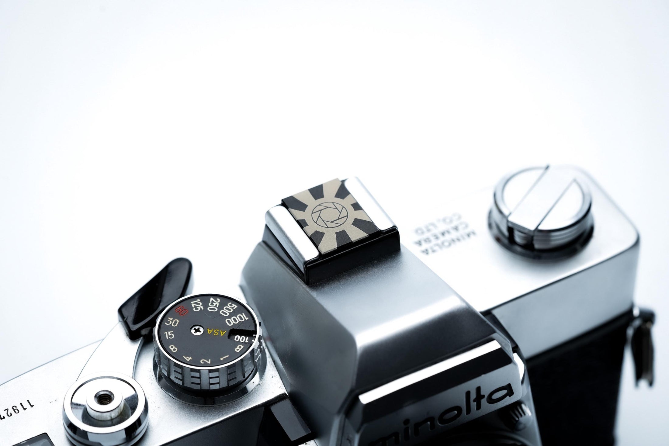 Hotshoe cover camera diafragma & zonnestralen – grafisch zwart aluminium ontwerp voor Fujifilm X100VI, Sony, Canon, Nikon en meer