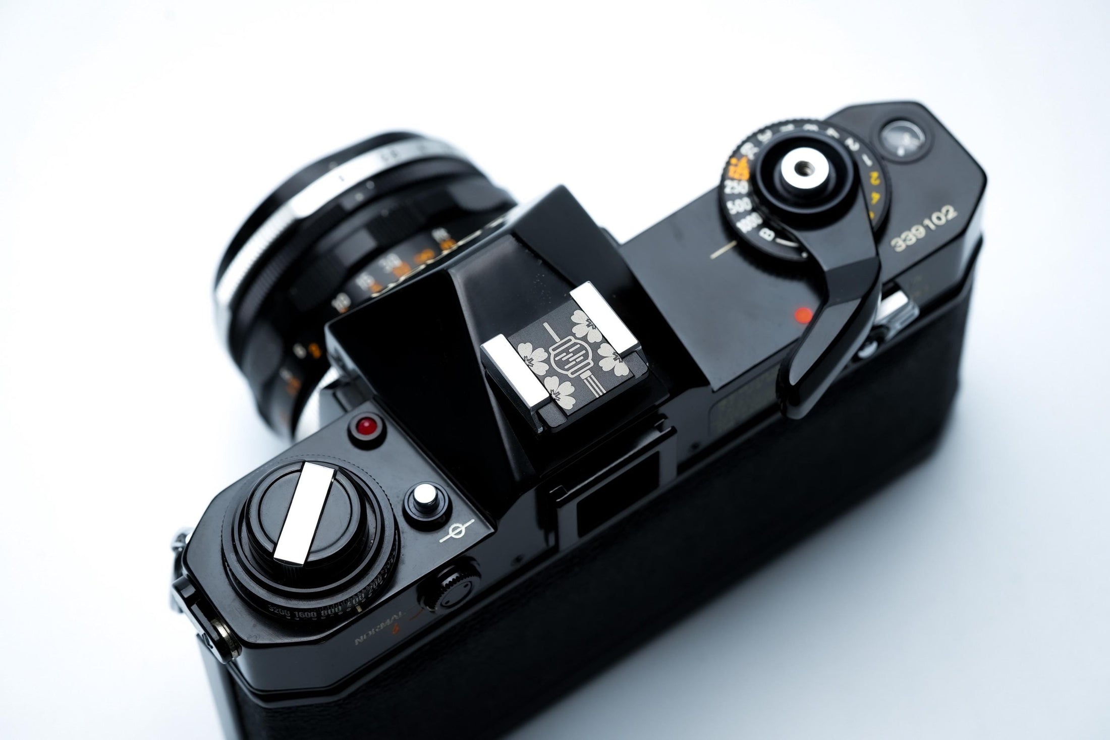 Hotshoe cover Chinese lantaarn – zwart aluminium – voor Fujifilm X100VI & analoge camera’s