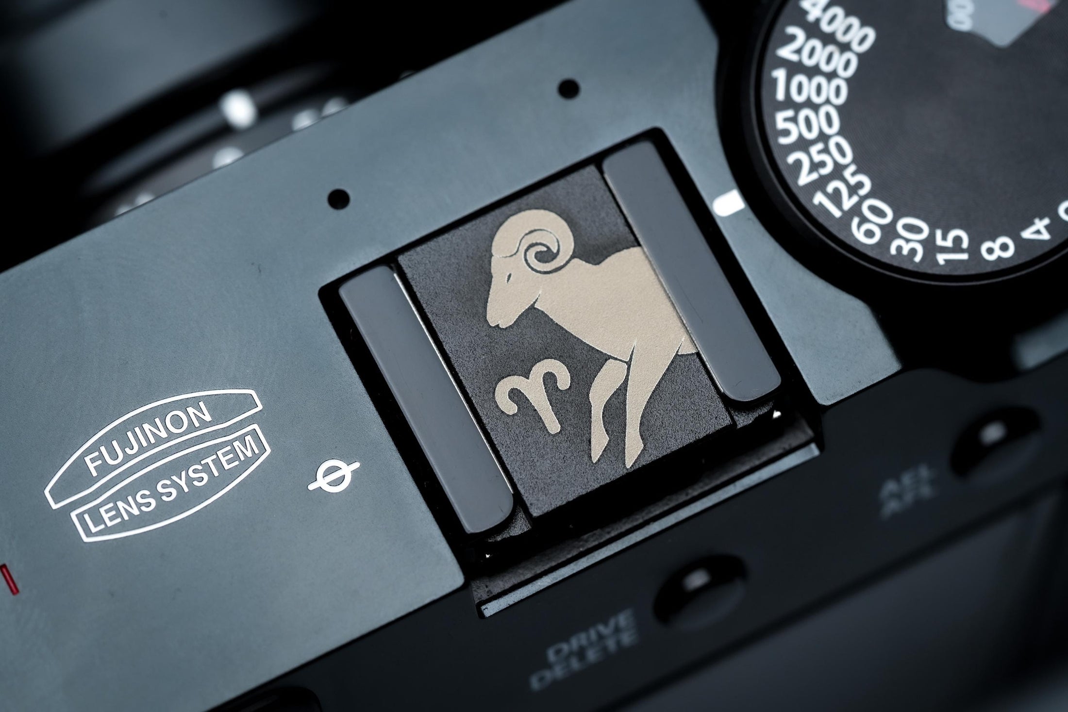 Hotshoe cover Ram sterrenbeeld – Aries symbool & gegraveerde ram – zwart aluminium flitsschoen cover voor Fujifilm X100VI, Sony, Canon