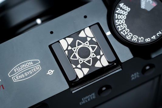 Hotshoe cover Hawaii zon – zwart aluminium sierkap – voor Fujifilm X100VI, analoge en digitale camera’s