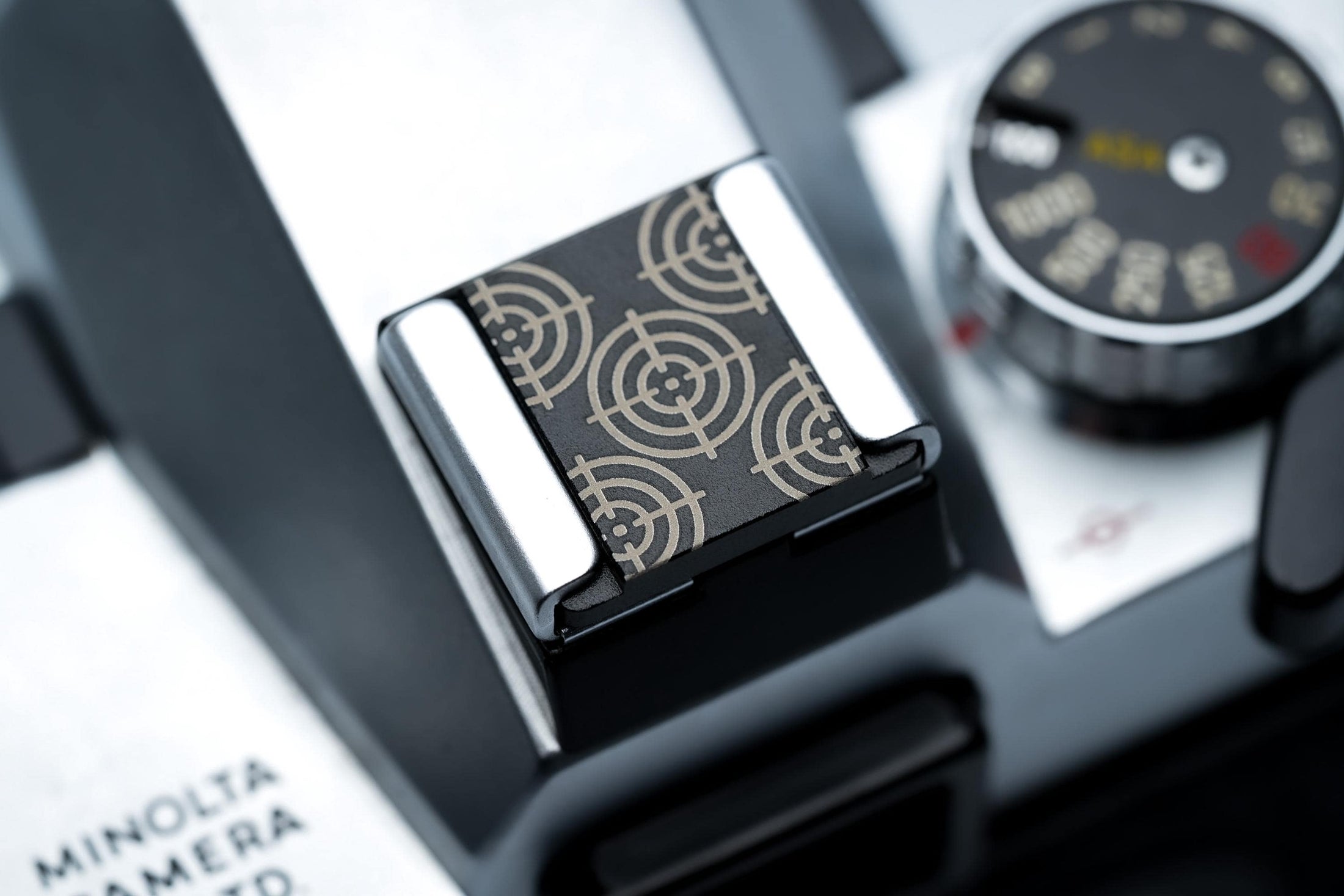 Hotshoe cover met target patroon – lasergegraveerd vizier design in zwart aluminium – camera accessoire voor Fujifilm X100VI, Sony, Nikon by Unseend