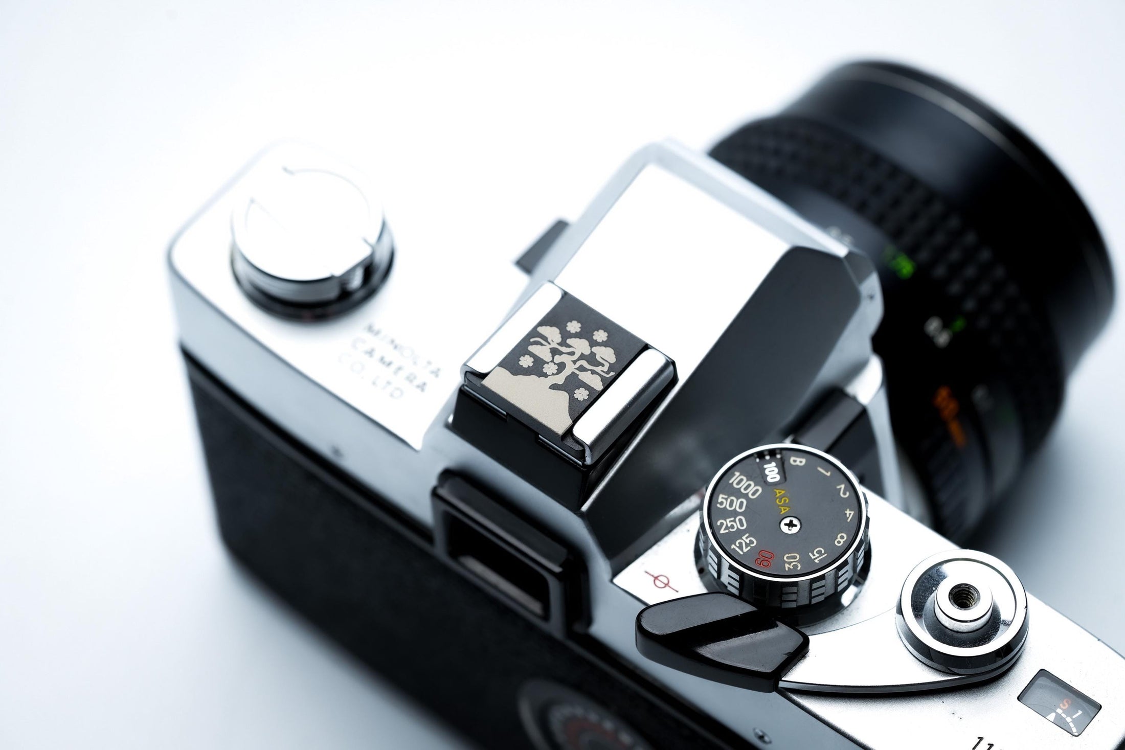 Hotshoe cover Hokusai bloesem – zwart aluminium – voor Fujifilm X100VI & analoge camera’s by Unseend