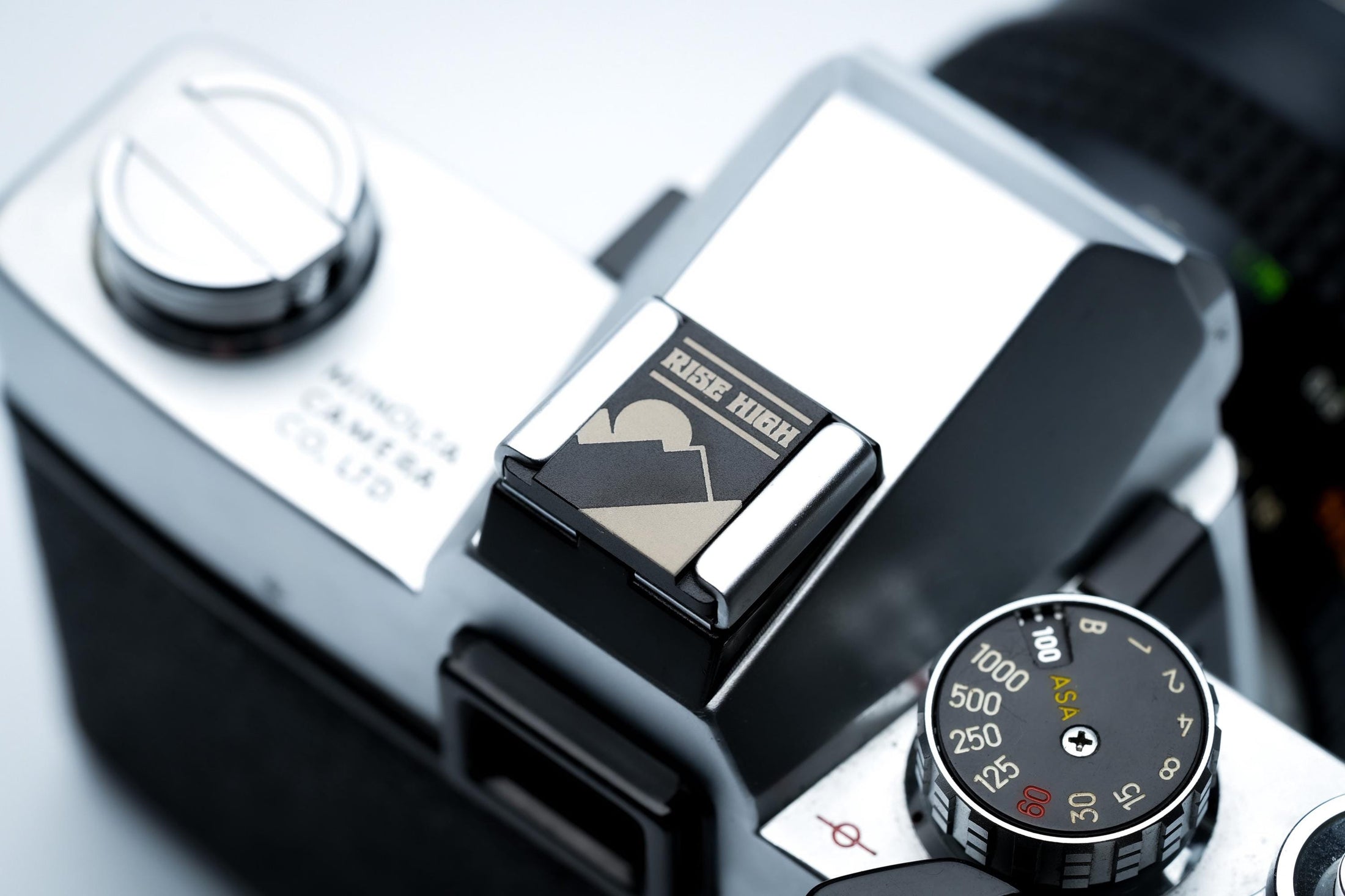 Hotshoe cover bergen & zon – "Rise High" gravure in zwart aluminium – berglandschap camera-accessoire voor Fujifilm X100VI, Sony, Nikon