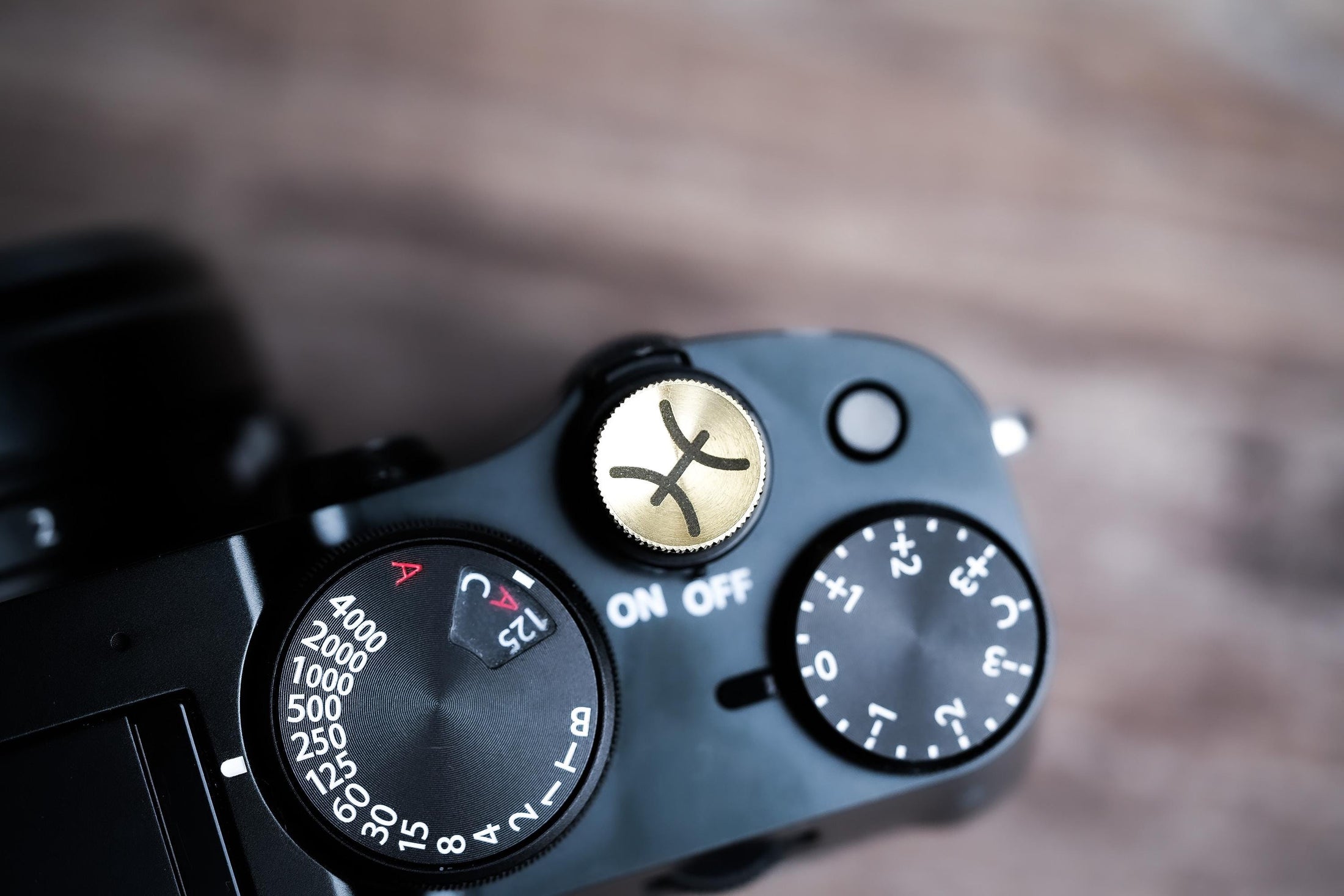 Ontspanknop sterrenbeeld Vissen – Pisces symbool – licht messing – gelaserd & handgemaakt