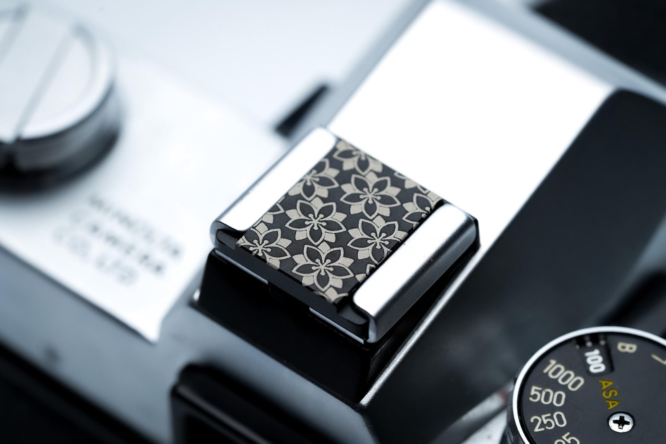 Hotshoe cover sakura bloemen – gegraveerd zwart aluminium – camera sierkap voor Fujifilm X100VI, Sony, Minolta en meer
