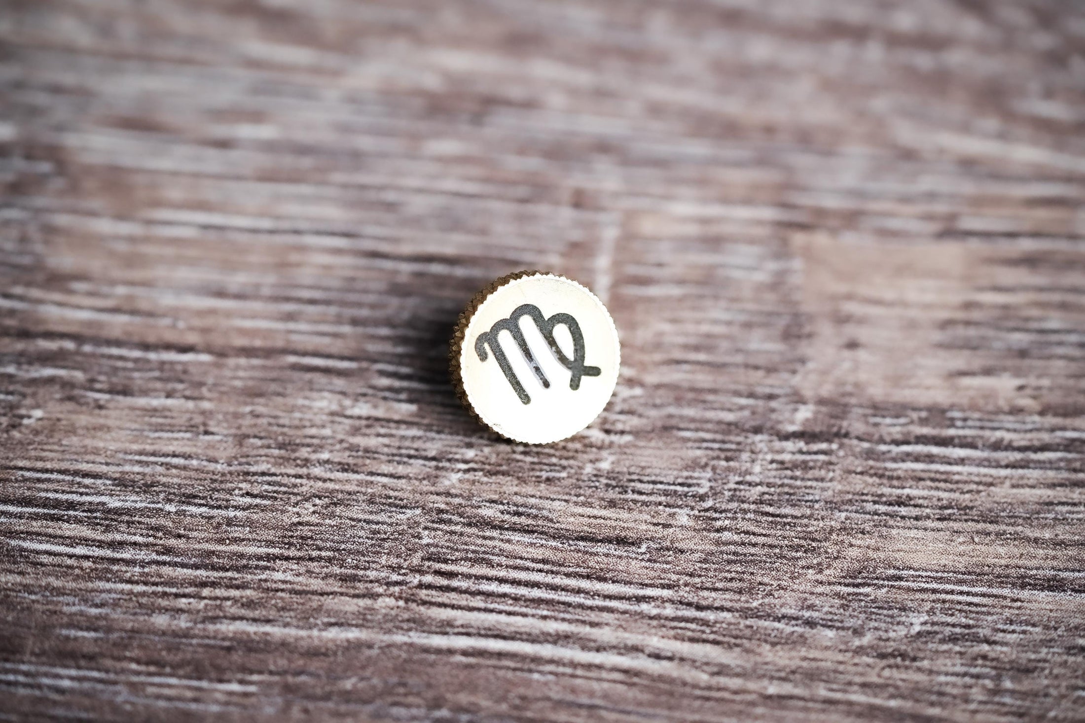 Ontspanknop sterrenbeeld Maagd – Virgo symbool – licht messing – gelaserd & handgemaakt