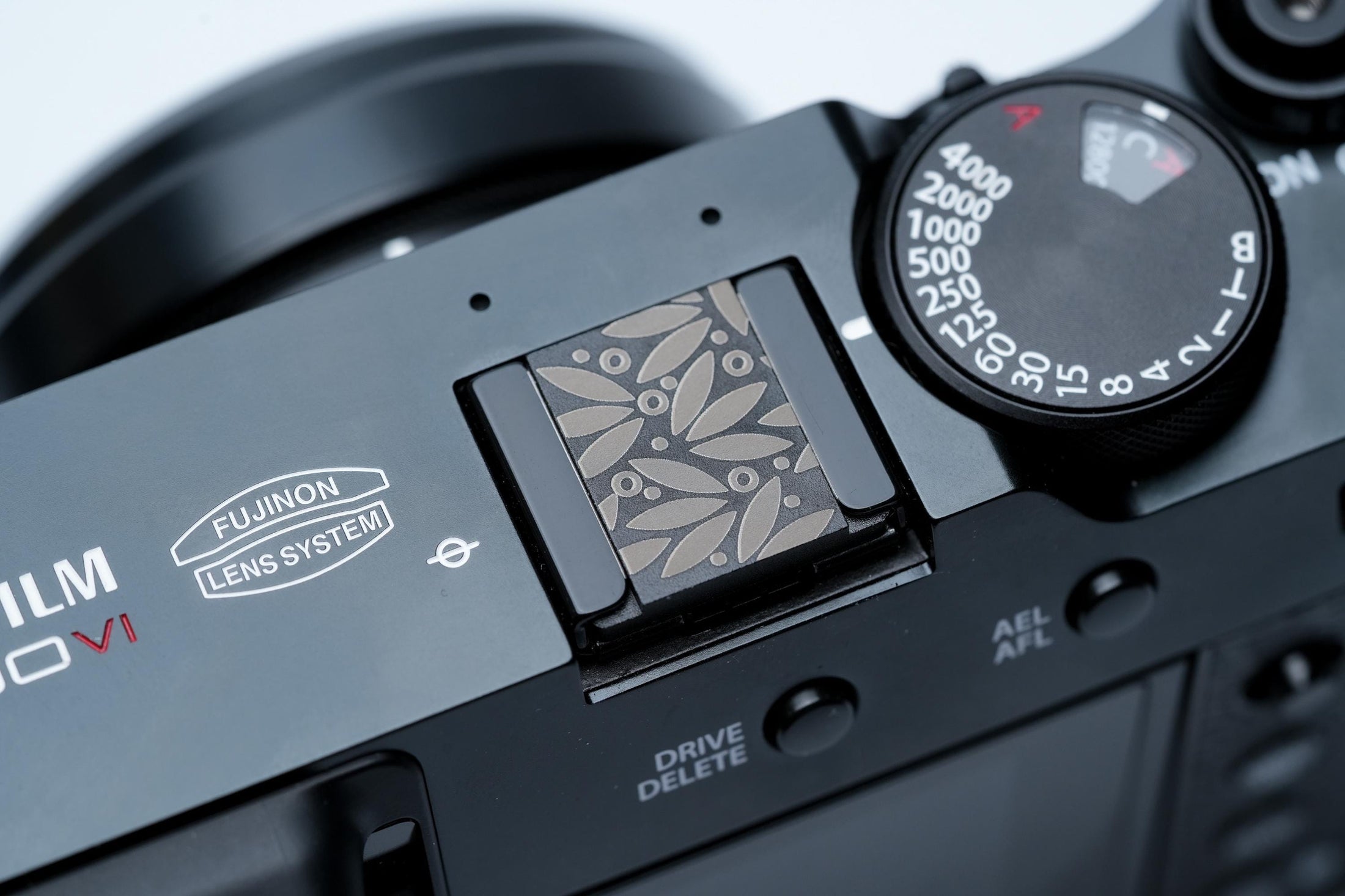 Bamboo Leaves flitsschoendeksel – gelaserd aluminium – zwart gecoat – minimalistisch Japans bladmotief