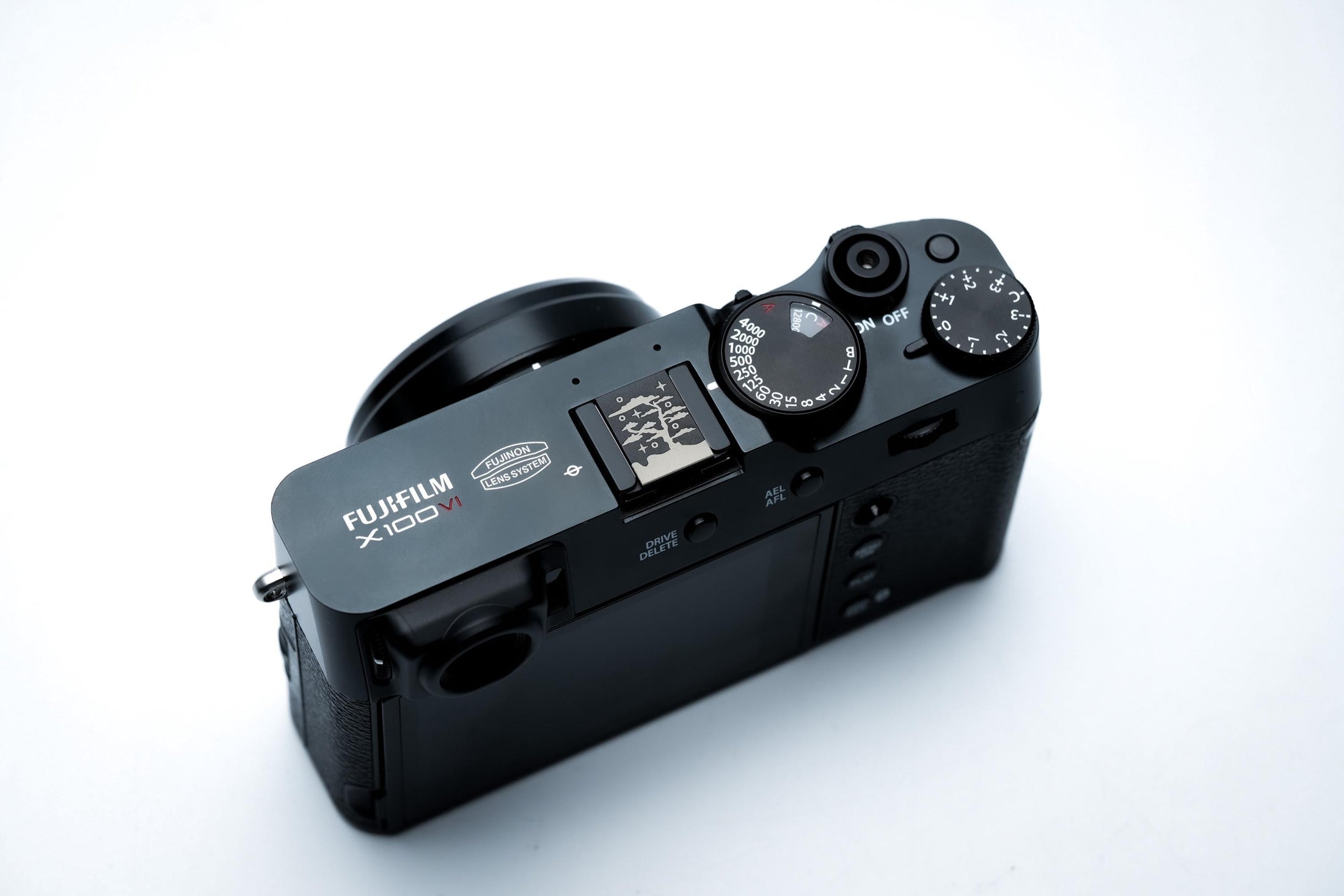 Hotshoe cover Hokusai boom nacht – gegraveerd aluminium – voor Fujifilm X100VI, Sony & meer by Unseend