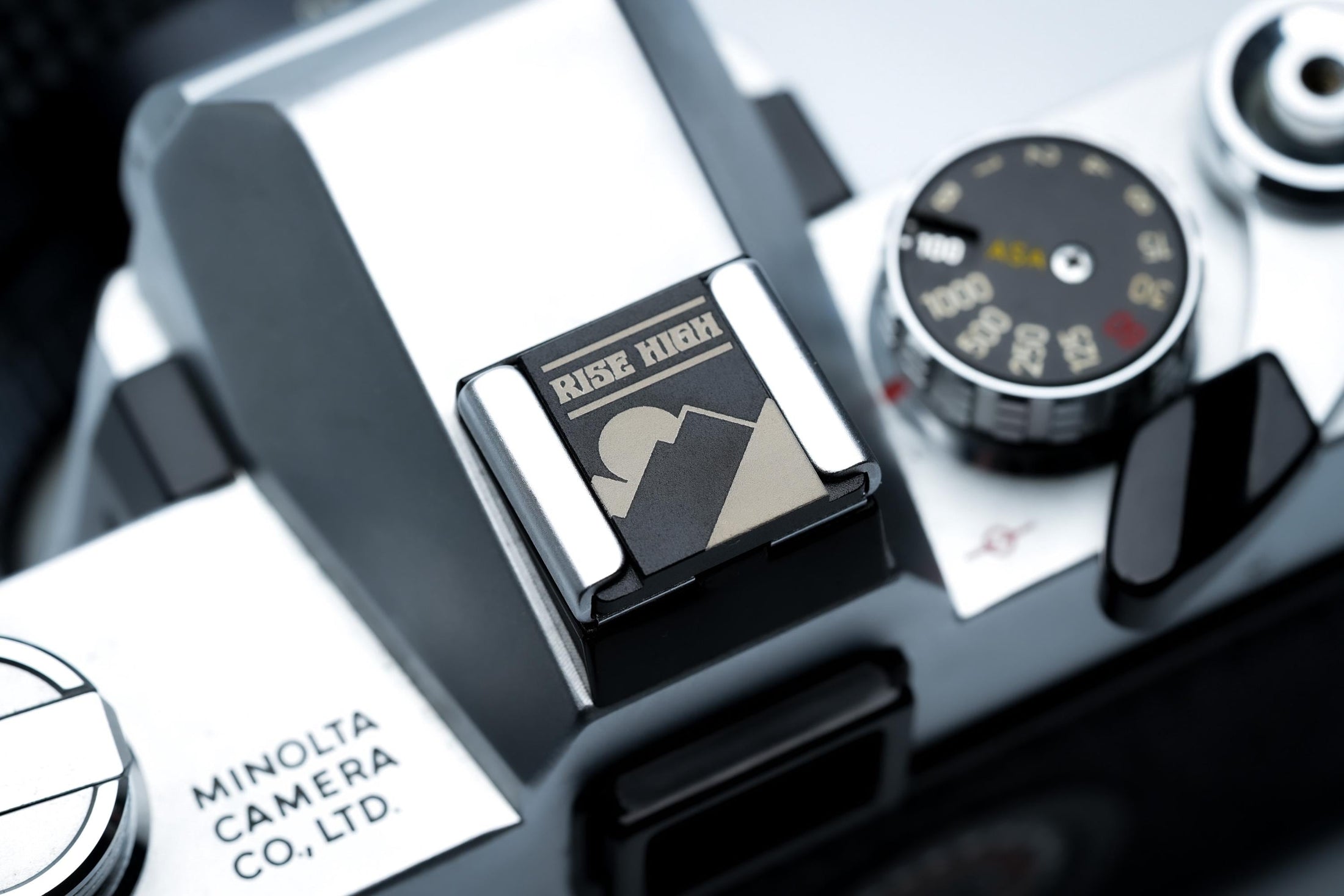 Hotshoe cover bergen & zon – "Rise High" gravure in zwart aluminium – berglandschap camera-accessoire voor Fujifilm X100VI, Sony, Nikon