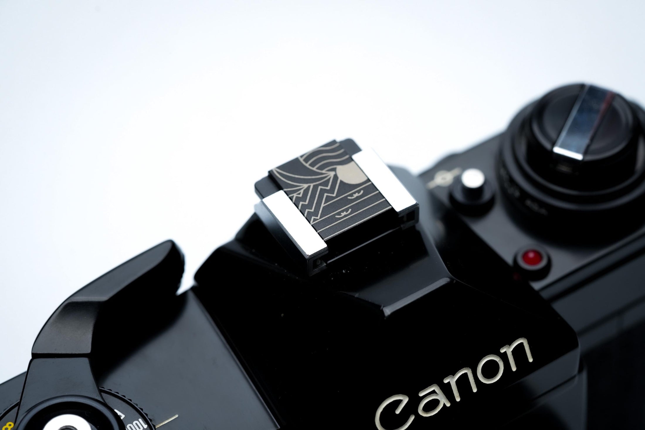 Hotshoe cover berglandschap – line art gravure in zwart aluminium – voor Fujifilm X100VI, Sony, Canon & analoge camera’s