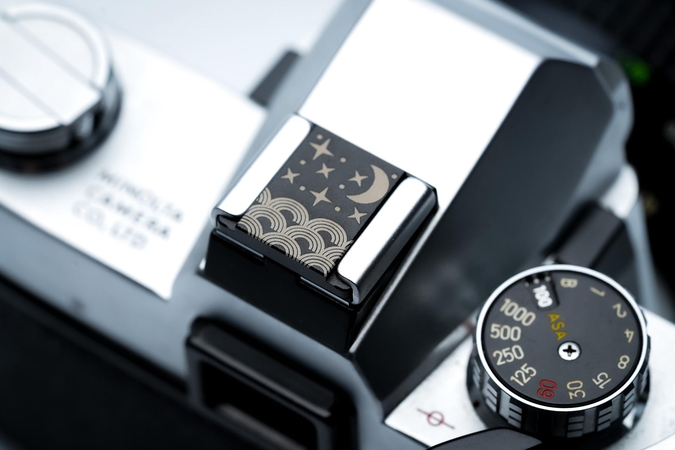 Hotshoe cover Starry Night – maan, sterren & wolken – gegraveerde flitsschoen sierkap voor Fujifilm X100VI, Sony, Canon, Nikon