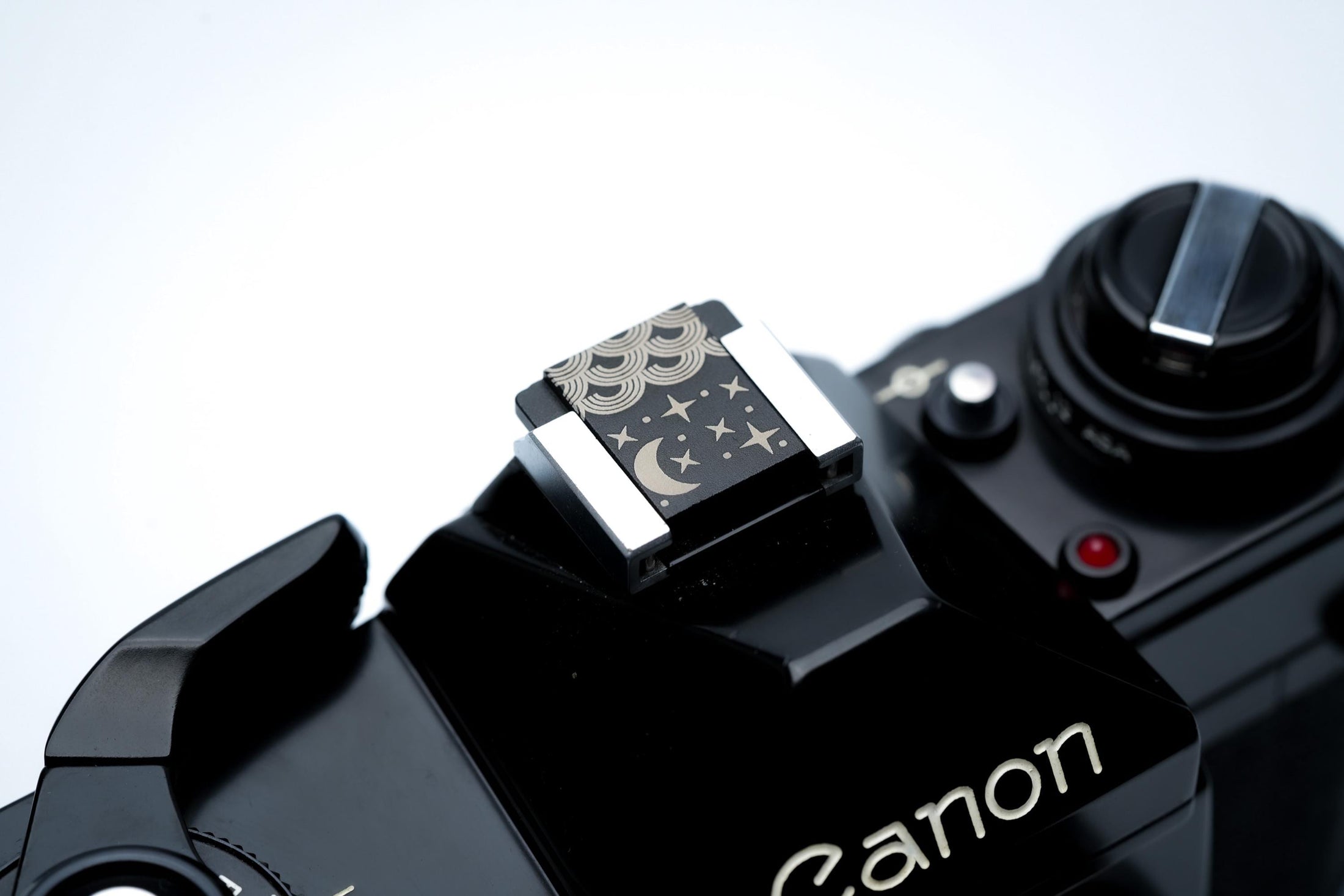 Hotshoe cover Starry Night – maan, sterren & wolken – gegraveerde flitsschoen sierkap voor Fujifilm X100VI, Sony, Canon, Nikon