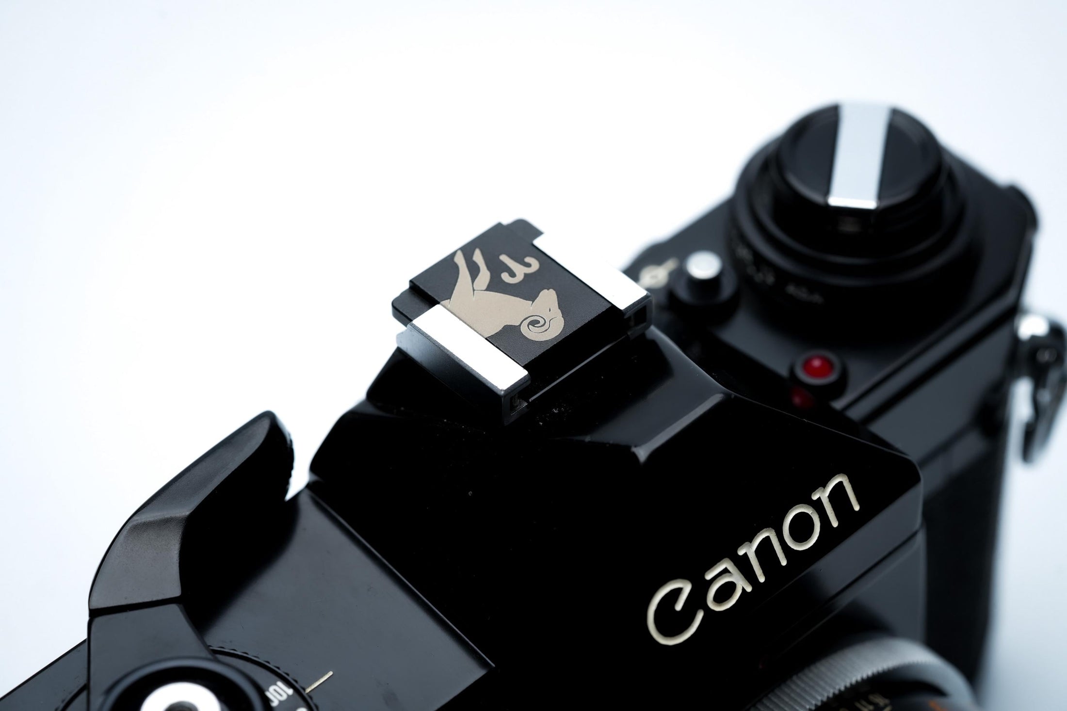 Hotshoe cover Ram sterrenbeeld – Aries symbool & gegraveerde ram – zwart aluminium flitsschoen cover voor Fujifilm X100VI, Sony, Canon