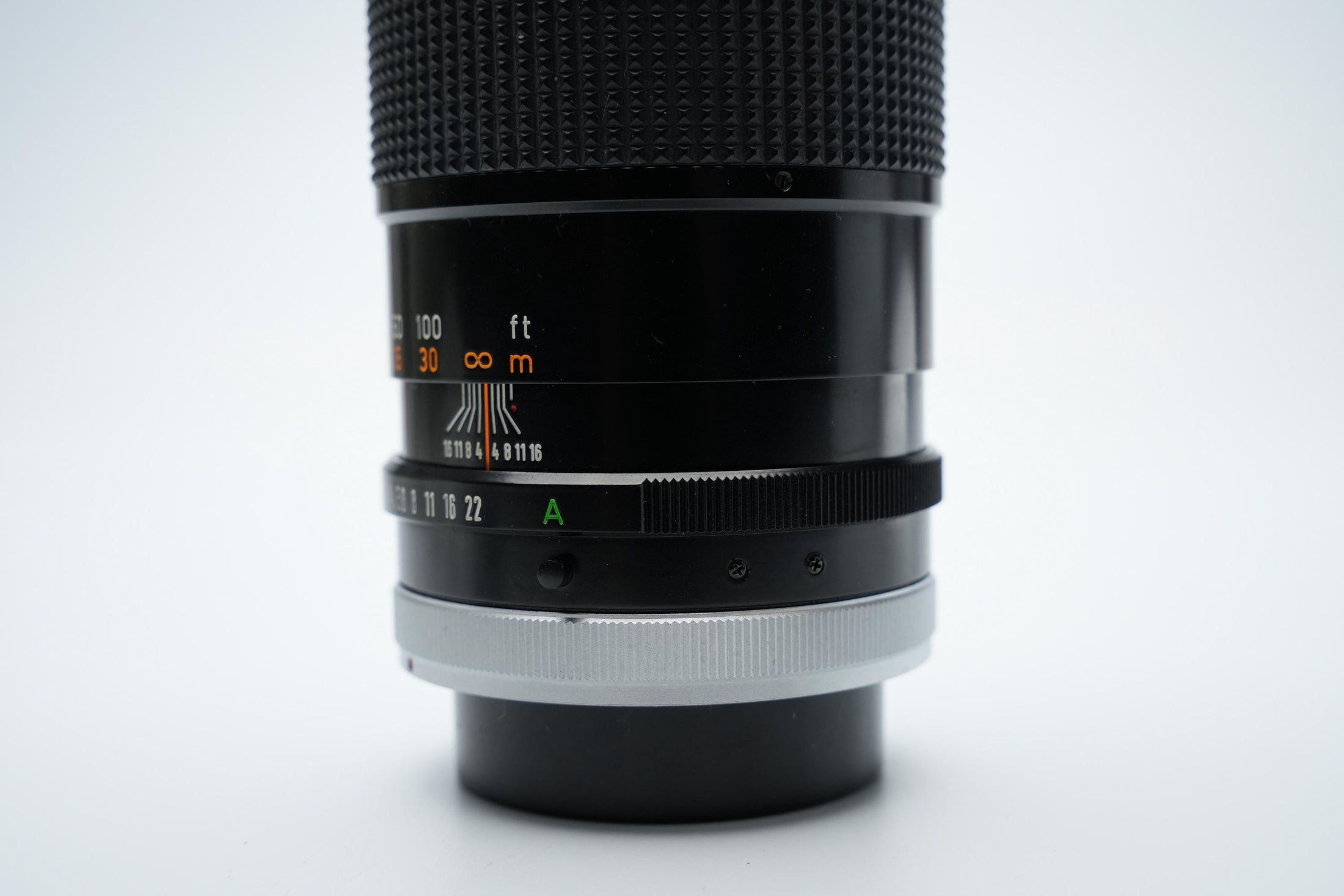 Canon FD 200mm f/4 S.S.C. Telelens - Iconic Optics with Cleaning Potential