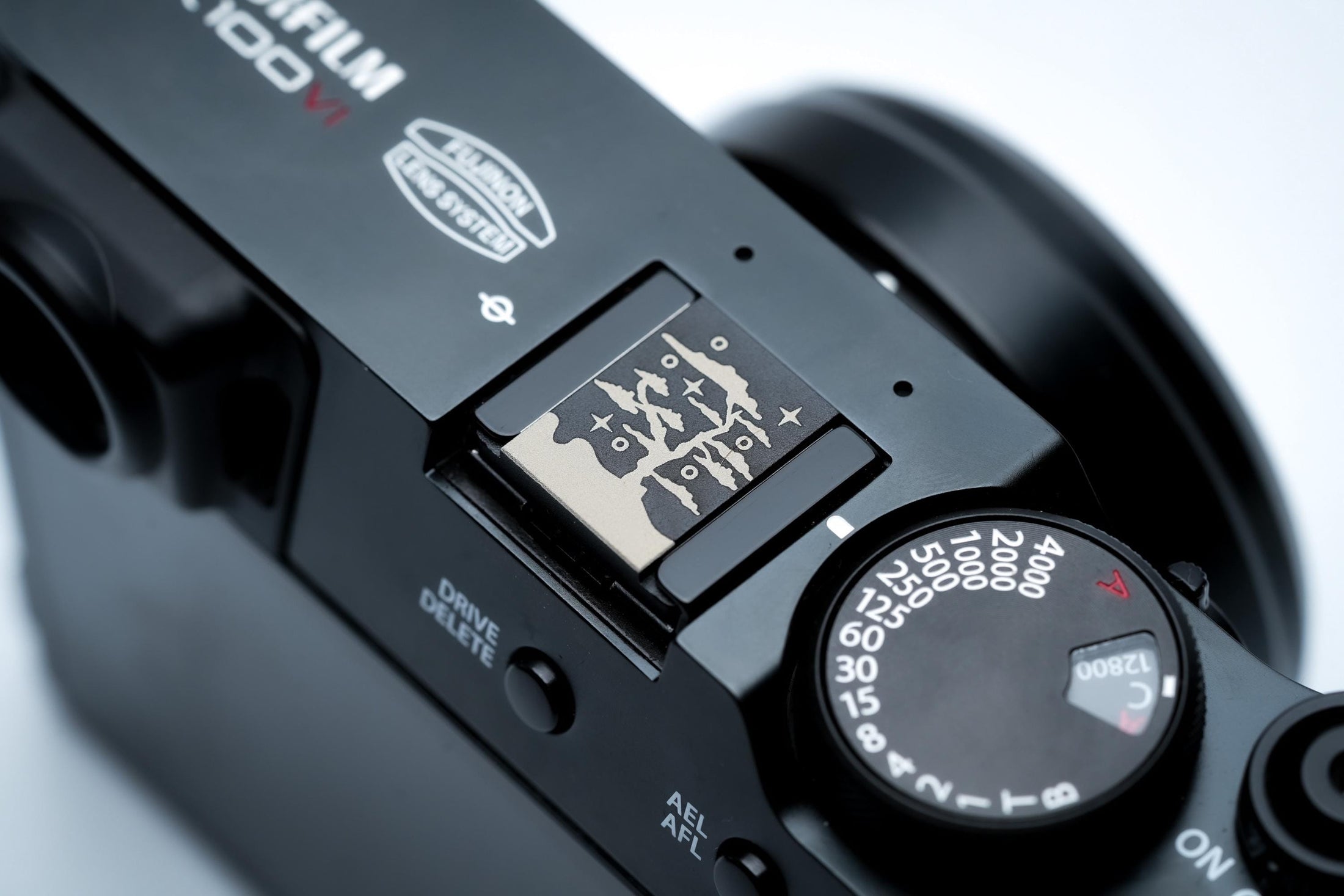 Hotshoe cover Hokusai boom nacht – gegraveerd aluminium – voor Fujifilm X100VI, Sony & meer by Unseend