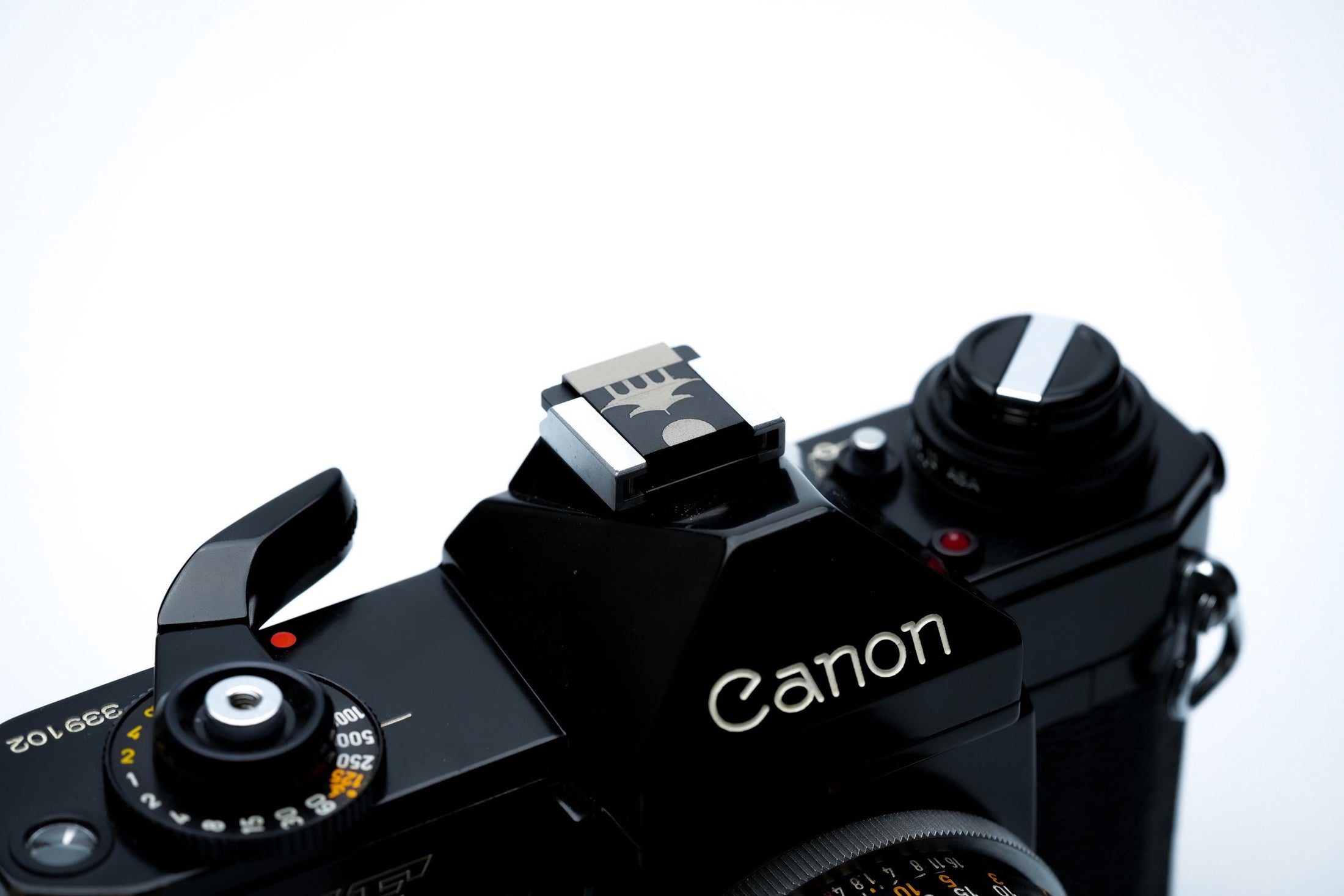 Hotshoe cover Chinese tempel – zwart aluminium – passend op Fujifilm X100VI & vintage camera’s by Unseend