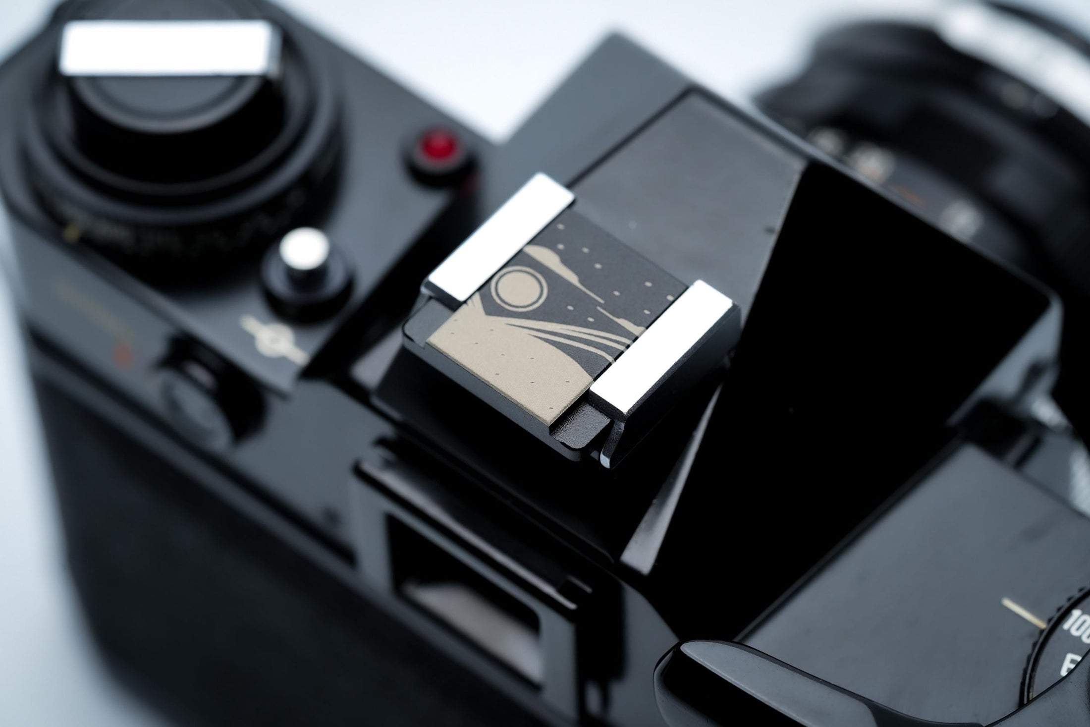 Hotshoe cover maan & woestijnlijn – line-art gravure in zwart aluminium – voor Fujifilm X100VI, Sony, Nikon, Canon en meer by Unseend