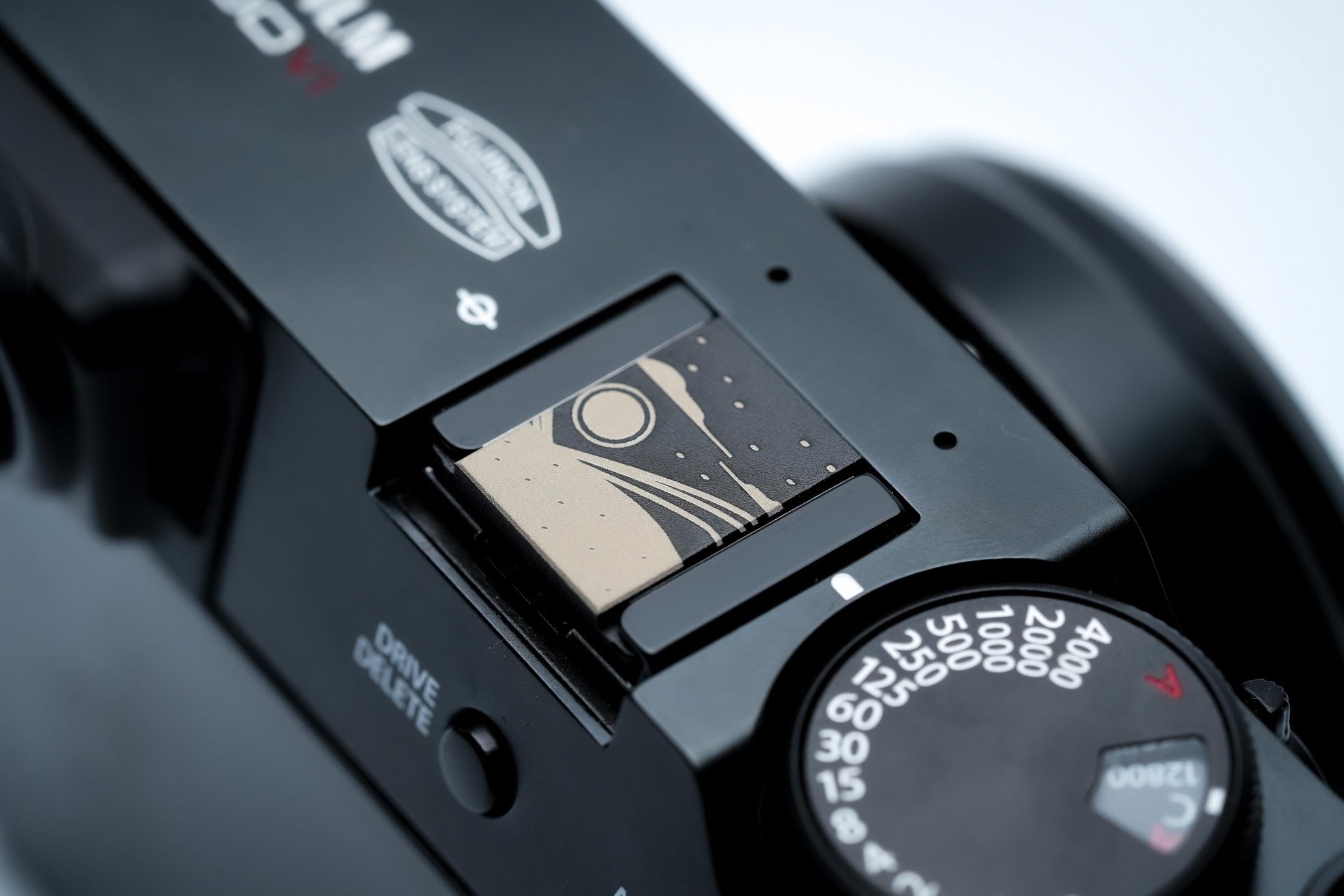 Hotshoe cover maan & woestijnlijn – line-art gravure in zwart aluminium – voor Fujifilm X100VI, Sony, Nikon, Canon en meer by Unseend