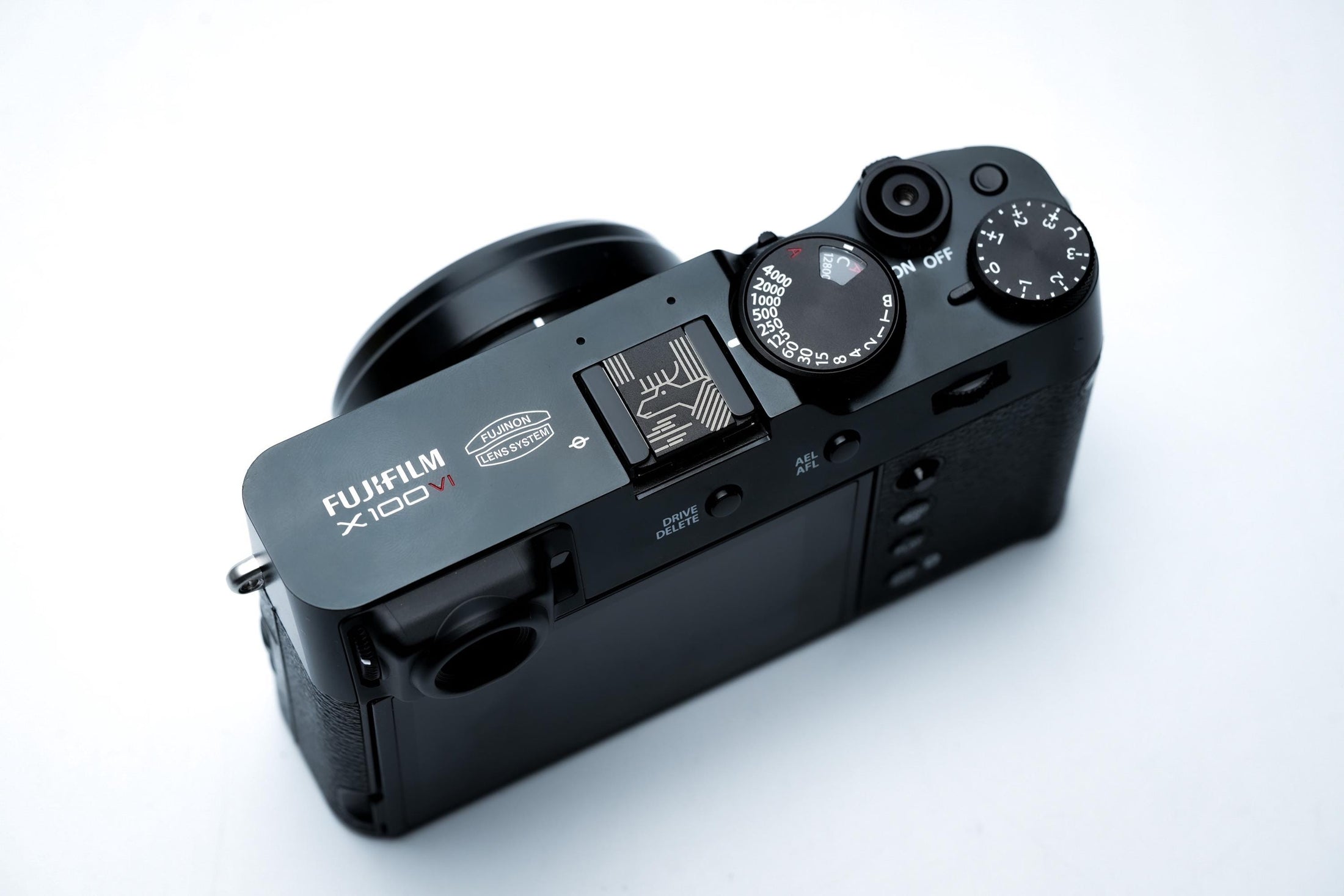 Gegraveerde eland hotshoe cover – line art design – zwart aluminium – passend op Fujifilm X100VI & vintage camera’s