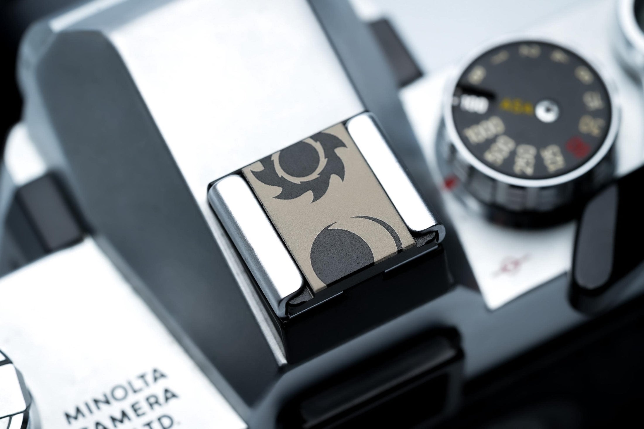 Hotshoe cover zon & maan – zwart aluminium flitsschoen accessoire met dualiteitssymbool – voor Fujifilm X100VI, Sony, Canon, Nikon, Olympus